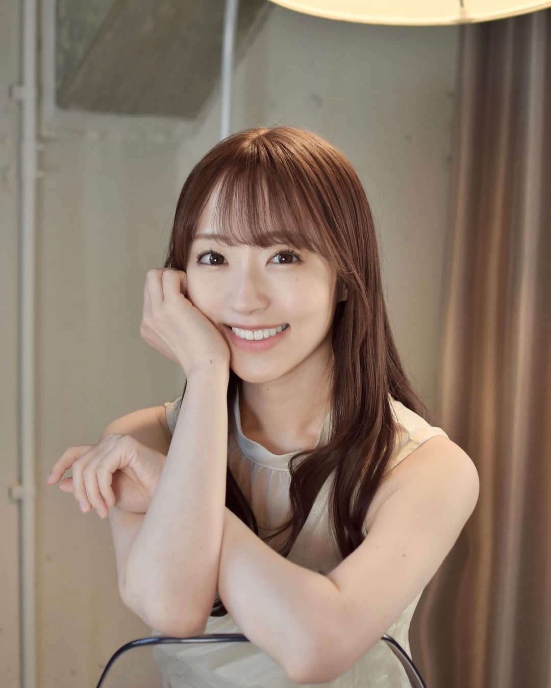 小島まゆみのインスタグラム：「2023年度版の卓上カレンダーが出来ました。中身チラ見せ✨ 4月始まりなのでまだまだ使えます！  髪を切る前の写真もあり、ロングとボブが共存してるレアなカレンダー🥳  ご希望がたくさんあれば、事務所HP通販もあるはず。です。‪‪  写真は9月のショットです🤗」