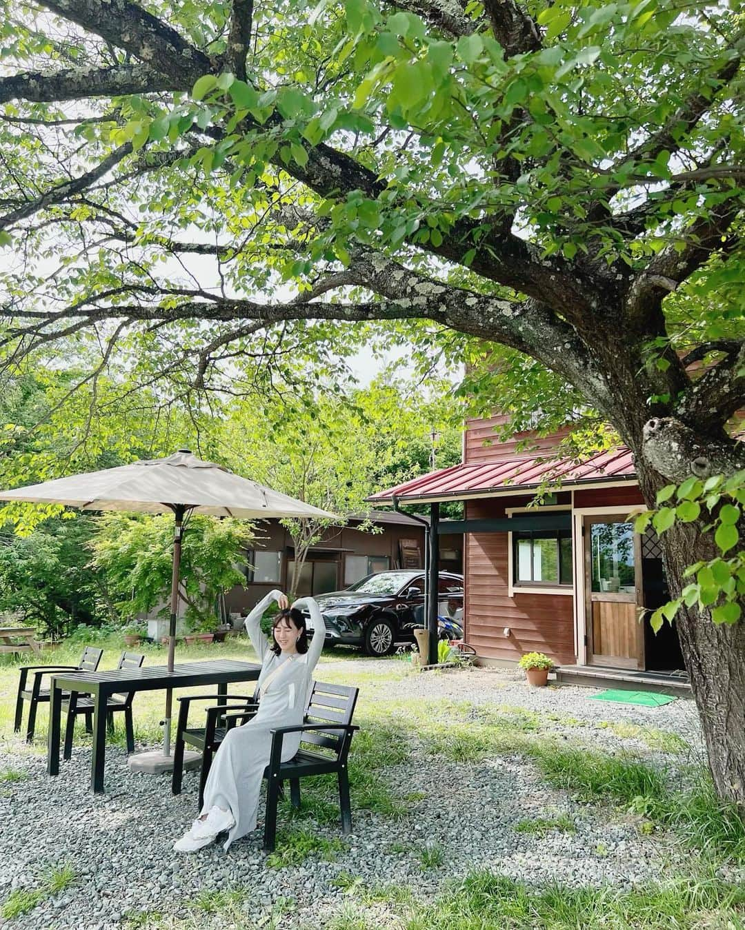 杉野希妃さんのインスタグラム写真 - (杉野希妃Instagram)「身曾岐神社の近くにとても素敵なお店を発見しました。小淵沢のPAUSE @pause_1110 さん。 予約せず突撃して、ランチ第二部にご案内いただきました。 昔苦手だったおそばですが、歳を重ねれば重ねるほど好きになり食べ比べまでするほどに。 すだちそば、もりそば、辛味大根そば、黒胡麻そばを順にいただきました。こちらの十割そばは細打ちなのにコシがあり、芯のある繊細さとでもいいましょうか。 おそばもさることながら、韃靼そば茶を煮出して作られたプリンとオリーブオイル添えの塩アイスの絶妙なバランスにも感動。 緑に囲まれて心安らぐひと時でした🌿」6月3日 20時22分 - kikisugino