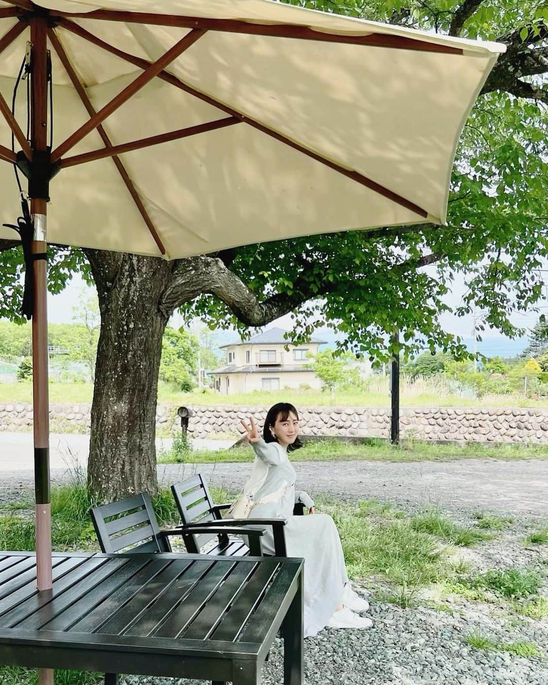 杉野希妃さんのインスタグラム写真 - (杉野希妃Instagram)「身曾岐神社の近くにとても素敵なお店を発見しました。小淵沢のPAUSE @pause_1110 さん。 予約せず突撃して、ランチ第二部にご案内いただきました。 昔苦手だったおそばですが、歳を重ねれば重ねるほど好きになり食べ比べまでするほどに。 すだちそば、もりそば、辛味大根そば、黒胡麻そばを順にいただきました。こちらの十割そばは細打ちなのにコシがあり、芯のある繊細さとでもいいましょうか。 おそばもさることながら、韃靼そば茶を煮出して作られたプリンとオリーブオイル添えの塩アイスの絶妙なバランスにも感動。 緑に囲まれて心安らぐひと時でした🌿」6月3日 20時22分 - kikisugino