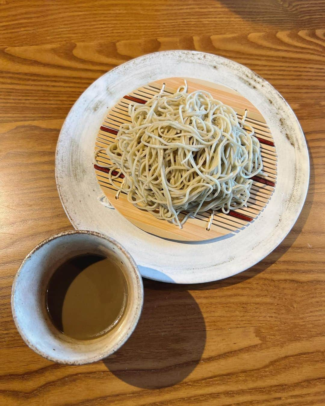 杉野希妃さんのインスタグラム写真 - (杉野希妃Instagram)「身曾岐神社の近くにとても素敵なお店を発見しました。小淵沢のPAUSE @pause_1110 さん。 予約せず突撃して、ランチ第二部にご案内いただきました。 昔苦手だったおそばですが、歳を重ねれば重ねるほど好きになり食べ比べまでするほどに。 すだちそば、もりそば、辛味大根そば、黒胡麻そばを順にいただきました。こちらの十割そばは細打ちなのにコシがあり、芯のある繊細さとでもいいましょうか。 おそばもさることながら、韃靼そば茶を煮出して作られたプリンとオリーブオイル添えの塩アイスの絶妙なバランスにも感動。 緑に囲まれて心安らぐひと時でした🌿」6月3日 20時22分 - kikisugino