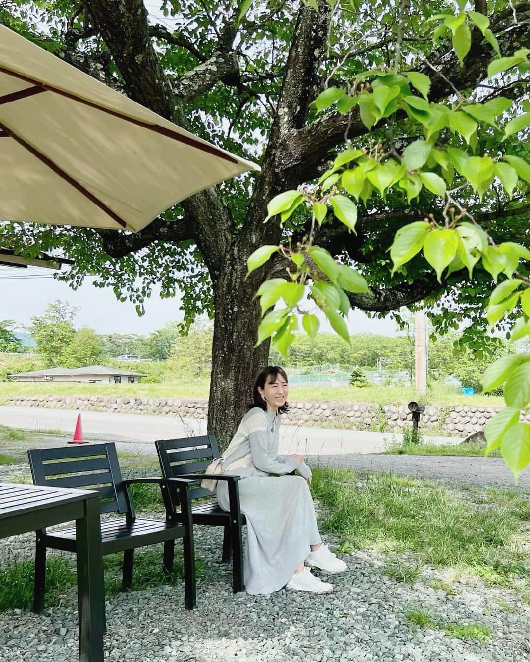杉野希妃のインスタグラム：「身曾岐神社の近くにとても素敵なお店を発見しました。小淵沢のPAUSE @pause_1110 さん。 予約せず突撃して、ランチ第二部にご案内いただきました。 昔苦手だったおそばですが、歳を重ねれば重ねるほど好きになり食べ比べまでするほどに。 すだちそば、もりそば、辛味大根そば、黒胡麻そばを順にいただきました。こちらの十割そばは細打ちなのにコシがあり、芯のある繊細さとでもいいましょうか。 おそばもさることながら、韃靼そば茶を煮出して作られたプリンとオリーブオイル添えの塩アイスの絶妙なバランスにも感動。 緑に囲まれて心安らぐひと時でした🌿」