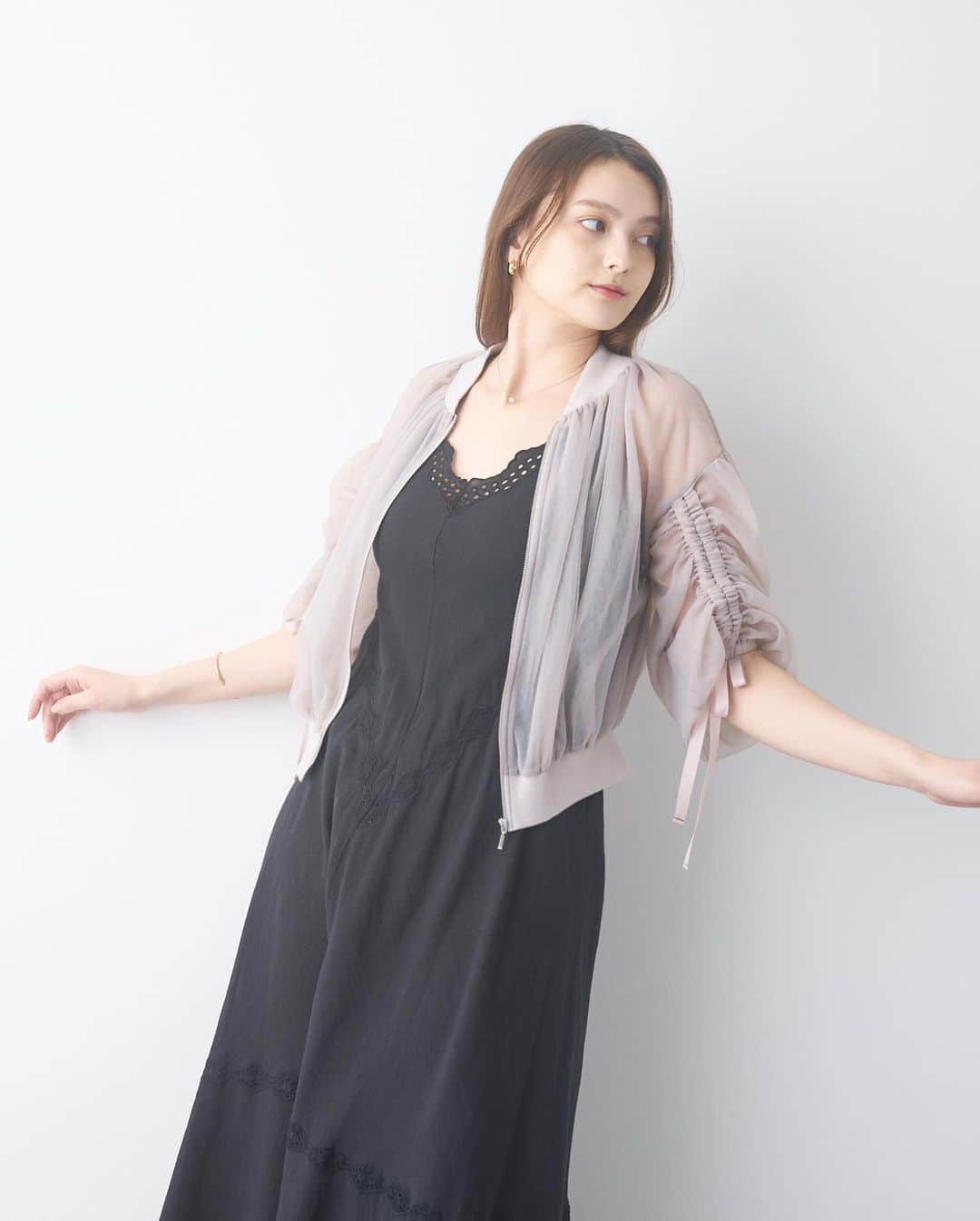 ドロシーズのインスタグラム：「.   ▽blouson チュールMA-1 color: greige size:free  ￥9,900 tax in  チュールをかさねて作ったMA_1トップスです。 袖のドロストでボリュームたっぷりのお袖になり、コーディネートのポイントに✨ トップスとしても、羽織としてもお使いいただけます！  ━━━━━━━━━━━━━━━ ZOZOにて発売中 TOPページURLからチェック✔︎ ━━━━━━━━━━━━━━━  @drwcys_official  #drwcys  #ドロシーズ #23ss  #フェミニン #フェミニンコーデ  #チュール #参戦服  #グレージュ #zozotown  #ゾゾタウン」