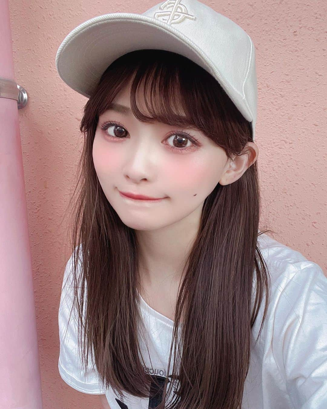 りなてぃさんのインスタグラム写真 - (りなてぃInstagram)「⁡ ⁡ ⁡ 悩みすぎた。何枚目がすき？🥺🤍 ⁡ 珍しくキャップ買った🧢🤍 理想のキャップに出会えて幸せなり。 ⁡ それよりみんな台風大丈夫だった？ 名古屋は本当にやばそうだった😨 ⁡ ⁡ #メイク #自まつ毛メイク #カラコン #コーデ #アクセサリー #ヘアアレンジ #コスメ #クイミー #てぃー #りなてぃー #ootd #code #outfit #fashion #cuimie ⁡ ⁡ ⁡」6月3日 20時24分 - rinatea_25