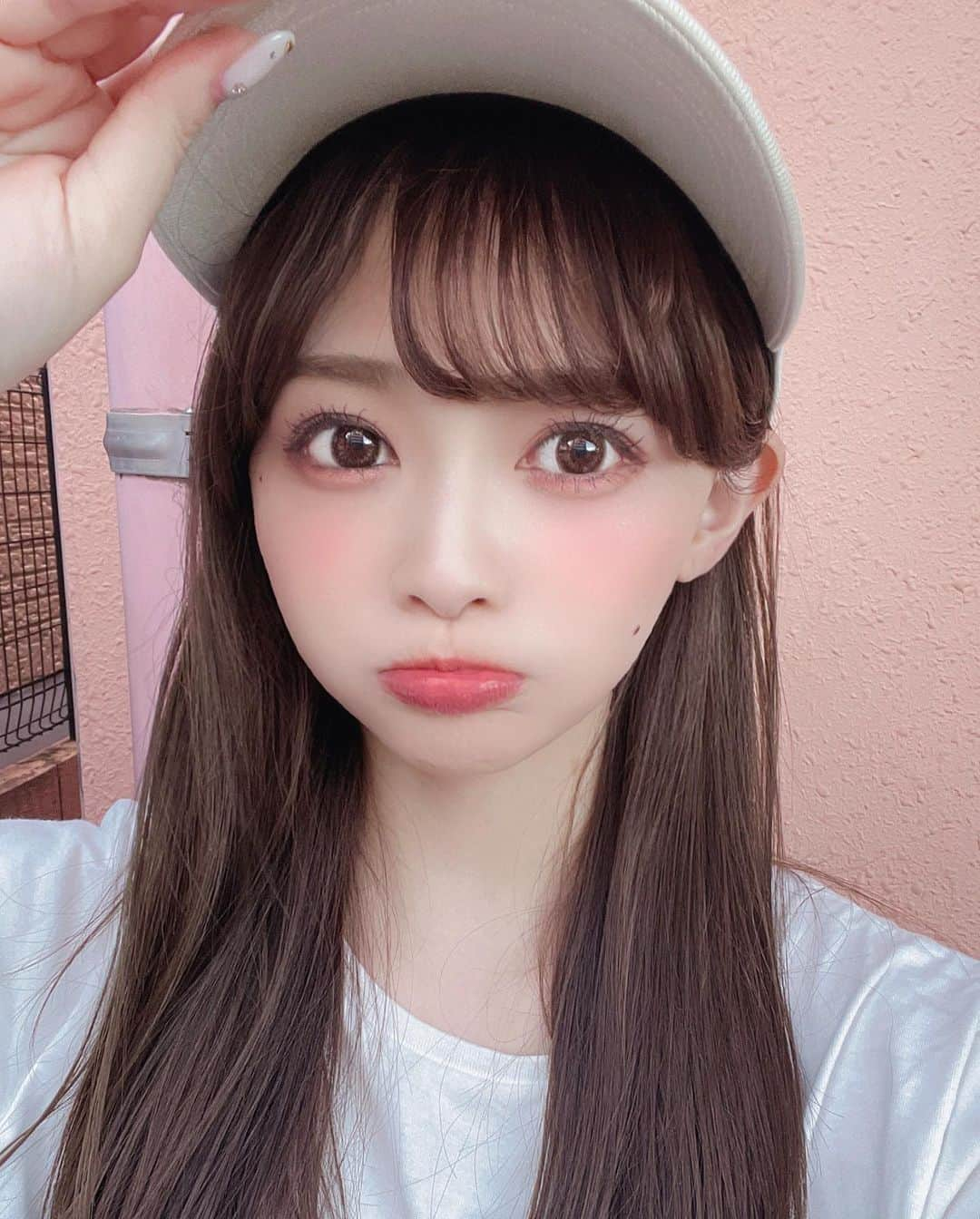 りなてぃさんのインスタグラム写真 - (りなてぃInstagram)「⁡ ⁡ ⁡ 悩みすぎた。何枚目がすき？🥺🤍 ⁡ 珍しくキャップ買った🧢🤍 理想のキャップに出会えて幸せなり。 ⁡ それよりみんな台風大丈夫だった？ 名古屋は本当にやばそうだった😨 ⁡ ⁡ #メイク #自まつ毛メイク #カラコン #コーデ #アクセサリー #ヘアアレンジ #コスメ #クイミー #てぃー #りなてぃー #ootd #code #outfit #fashion #cuimie ⁡ ⁡ ⁡」6月3日 20時24分 - rinatea_25