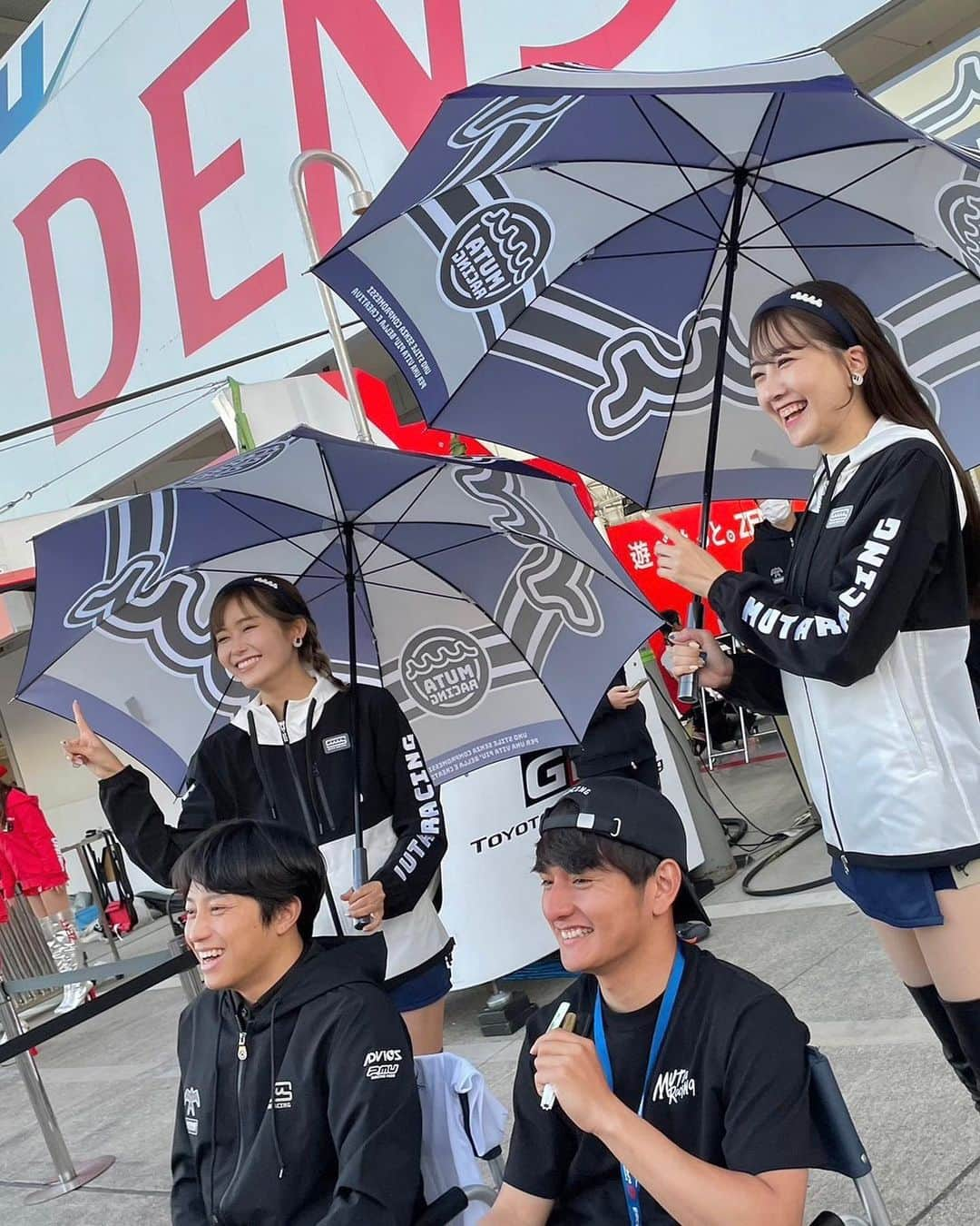 後藤佑紀さんのインスタグラム写真 - (後藤佑紀Instagram)「SUPERGT Rd.3@鈴鹿サーキット🔔🦌  台風の影響で東海道新幹線がとまってしまい、わたしたちRQも大幅に到着が遅れてしまいましたがなんとかキッズウォークには間に合いました👧🏻👦🏻  一瞬だったけどみんなに会えてよかった😌  今戦から傘も今年仕様になりました🤎 コスチュームとマッチしててかわいいよね😌🤎🤎  そして本日の予選では2号車muta Racing INGINGは 4番手タイムでした！ 明日の決勝はセカンドローからのスタートです🚗🏁 ウエイトハンデ重いのにすごい🥹🫶 追い上げに期待して決勝も応援よろしくお願いします🔥  #muta #mutaracing  #mutaracingfairies #レースクイーン #SUPERGT #gt300 #GR86GT #ingingmotorsports #ブリヂストン  #鈴鹿サーキット」6月3日 20時24分 - kinochan0219