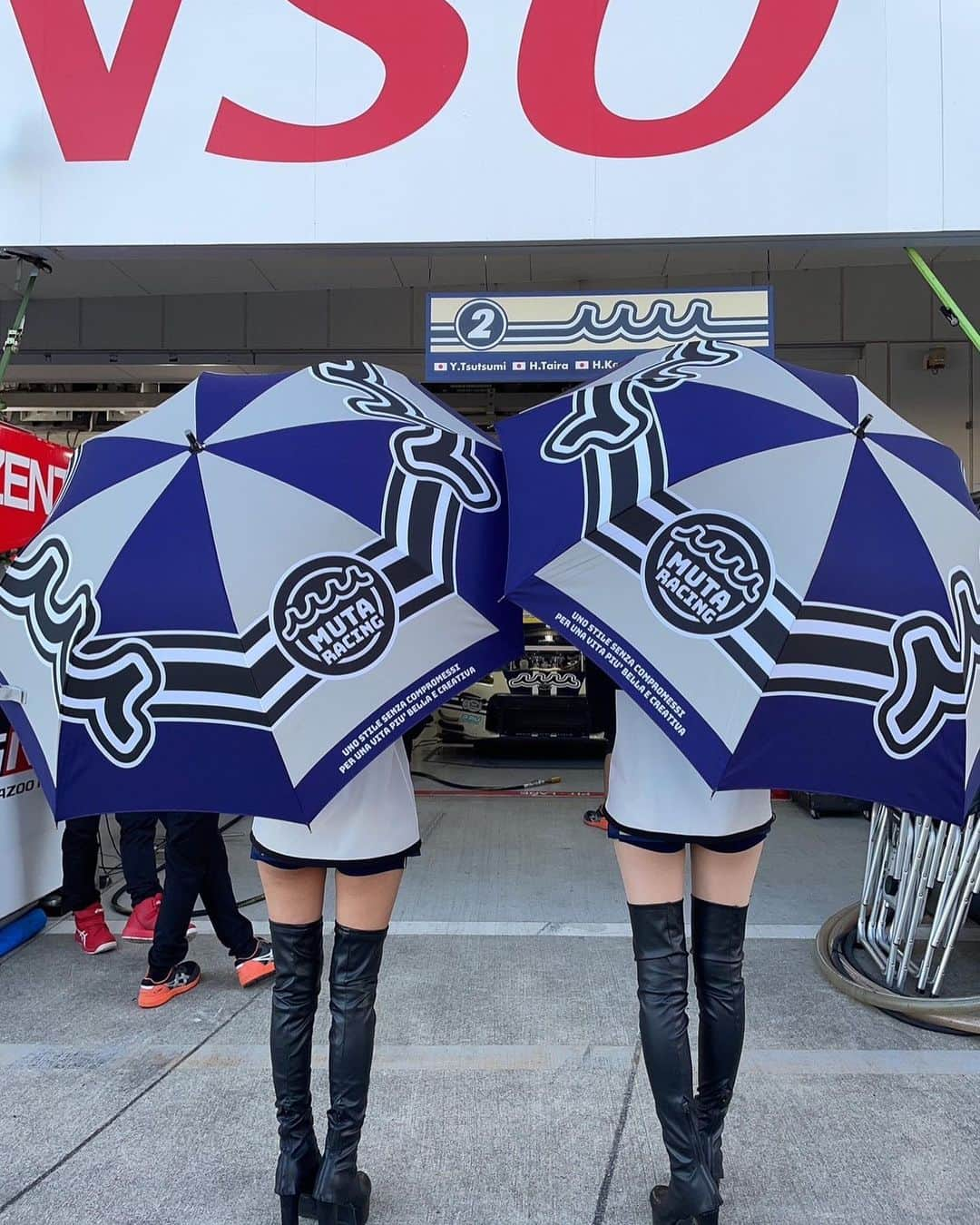 後藤佑紀さんのインスタグラム写真 - (後藤佑紀Instagram)「SUPERGT Rd.3@鈴鹿サーキット🔔🦌  台風の影響で東海道新幹線がとまってしまい、わたしたちRQも大幅に到着が遅れてしまいましたがなんとかキッズウォークには間に合いました👧🏻👦🏻  一瞬だったけどみんなに会えてよかった😌  今戦から傘も今年仕様になりました🤎 コスチュームとマッチしててかわいいよね😌🤎🤎  そして本日の予選では2号車muta Racing INGINGは 4番手タイムでした！ 明日の決勝はセカンドローからのスタートです🚗🏁 ウエイトハンデ重いのにすごい🥹🫶 追い上げに期待して決勝も応援よろしくお願いします🔥  #muta #mutaracing  #mutaracingfairies #レースクイーン #SUPERGT #gt300 #GR86GT #ingingmotorsports #ブリヂストン  #鈴鹿サーキット」6月3日 20時24分 - kinochan0219