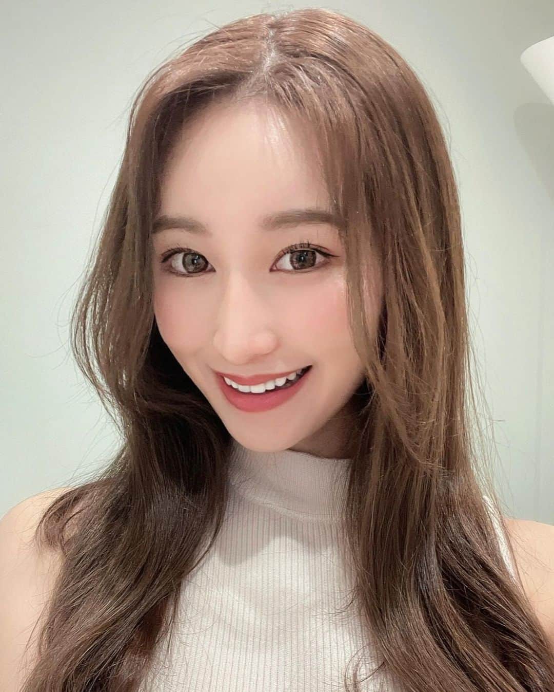 まりあのインスタグラム：「銀座でホワイトニング 行って来た🗼 3トーンも上がったよ⤴︎  ホームホワイトニングも 頂いたから頑張っちゃお🫶🏻  ※私のインスタ見たで初回限定  どのコースでもコース料金と 同等のホームホワイトニング商品プレゼント🎁  是非使ってね！！  #ホワイトニング東京 #ホワイトニング銀座 #銀座ホワイトニング #ホワイトニング専門店 #セルフホワイトニング #歯を白くする #歯を白く #歯を白くしたい #オススメホワイトニング  　 お問い合わせは、  クリスタルラウンジ銀座店に、  HPB予約、DM予約、LINE予約、電話予約 してみてね！  👇プロフィールリンク👇  @crystal_lounge_ginza 銀座ホワイトニングクリスタルラウンジ銀座店  ホットペッパービューティー  https://beauty.hotpepper.jp/kr/slnH000614854/  住所：東京都中央区築地1丁目12-16 プレミアム銀座イースト701 TEL：09017344721 LINE🆔082knkns」