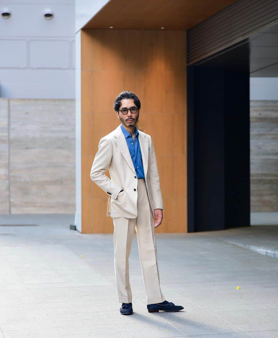 福島雄介さんのインスタグラム写真 - (福島雄介Instagram)「. . Western shirt with a dressy feel. Keep it simple with a suit... . . 別件仕様のドレスウェスタンシャツとスーツでシンプルに程よい具合に。 . .  Glasses- @jacquesmariemage  Suit- @ring_jacket  Shirt- @mariasantangelo  Pocket chief- @kinlochdesign  Shoes- @baudoinlange  Acc- @tiffanyandco @adawat_n_tuareg  Watch- @vacheronconstantin  . . #mensfashion #suitstyle #bespoke #shirt #westernshirt #classic #menswear #ootdmen #suit #vintagewatch #jewelry #glasses #menstyle #gentlemanstyle #vintagejewelry #ootdfashion」6月3日 20時26分 - yusuke_tiamo_fukushima