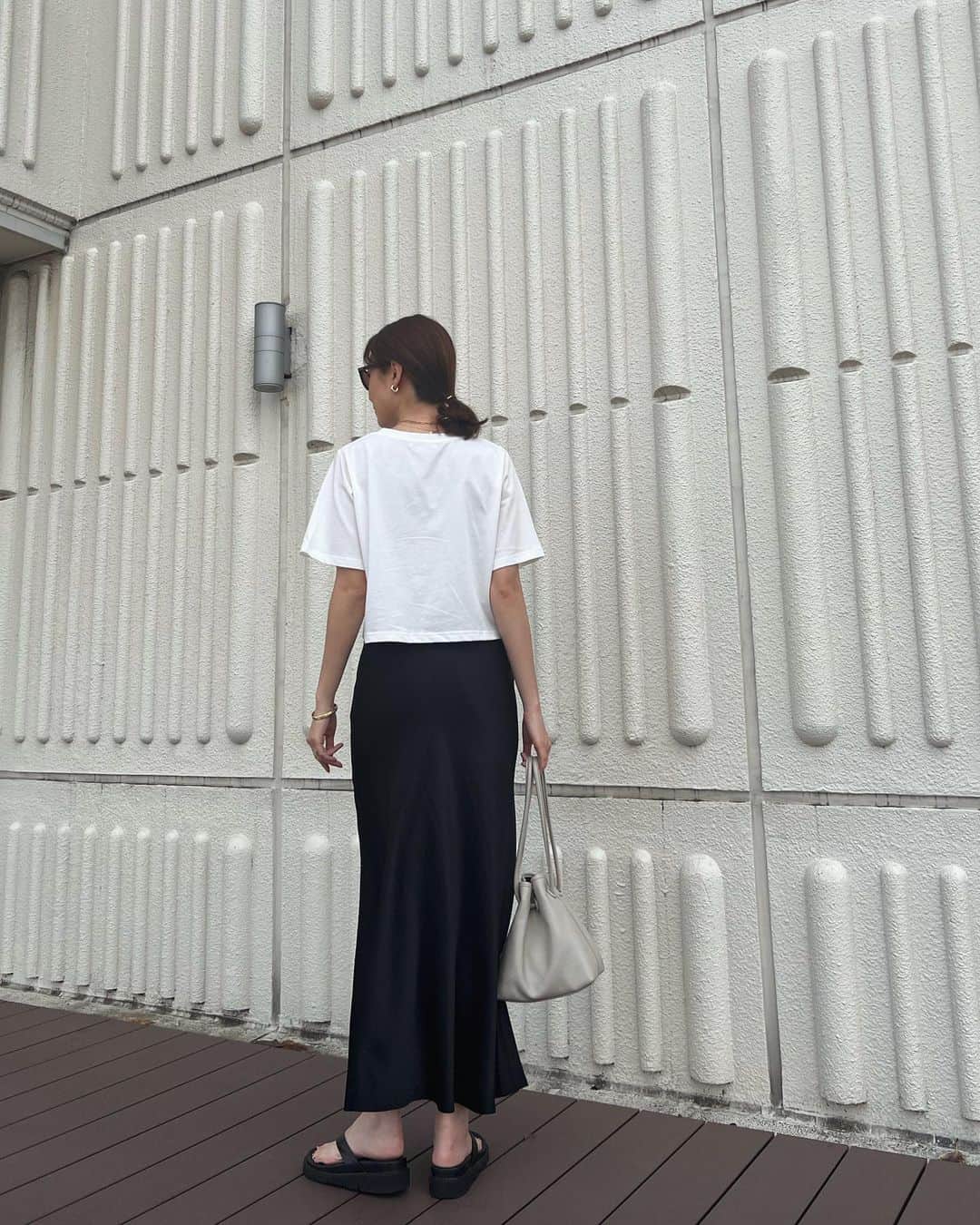 MAICOさんのインスタグラム写真 - (MAICOInstagram)「#outfit . . 本日のお買物コーデ。 ショート丈のTシャツに、サテンのスカートを合わせたモノトーンです😊 ショート丈のロゴTが着回ししやすくておすすめ✨ ZOZOで1000円クーポンが出ているのでぜひチェックしてみてください✨  Tops... @nostalgia_jp   #nostalgiajp #ノスタルジア #noszozo」6月3日 20時27分 - maico0327