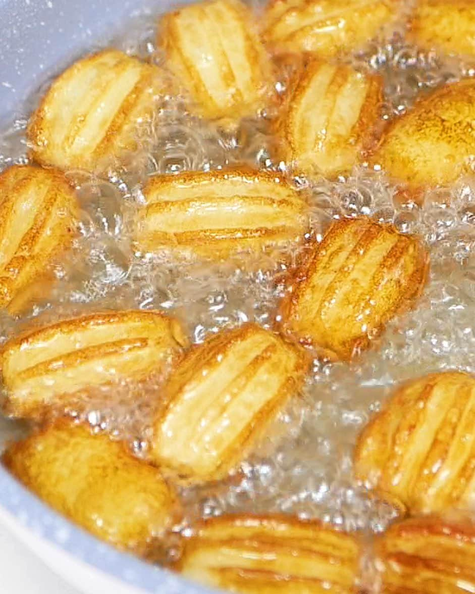 ひろまるのインスタグラム：「カリもちマッシュポテトフライ Crispy Mashed Potato Fries  ーーーーーーーーーーーーーー  @takatacooking さんの「ポテトフライ外カリッ中もちっができたよ」を参考にさせてもらいました。 マッシュポテトにもち粉を入れて揚げるとカリカリもちもちの食感になります。 おかずにもおやつにもおつまみにものり塩風味の揚げたてを食べてみてください。  If you add Mochi flour to mashed potatoes and fry them, they will become crunchy and chewy. Please try to eat freshly baked as a side dish or as a snack.  ーーーーーーーーーーーーーー  【ingredients】 350g potatoes 3 tablespoons  Starch 1 tablespoons Mochi flour 1/2 teaspoon salt vegetable oil Some salt and green laver  【材料】 じゃがいも(正味) 350g 片栗粉　　大さじ3 もち粉　　大さじ1 塩　　　小さじ1/2 サラダ油  青のり、あじ塩少々  ーーーーーーーーーーーーーー  作り方 ①ボールに適当な大きさに切ったじゃがいもを入れて軽くラップをかぶせて電子レンジ600Wで7-8分温めてマッシャーで潰します。 (火が通ったらOKです)  ②片栗粉、もち粉、塩を加えて良くこねて、1/4くらい取って棒状にのばします。  ③2㎝くらいに切ってフォークで押さえて成型します。  ④フライパンにポテトが浸かるくらいの油を入れて170℃-180℃できつね色に揚げて一度引き上げたら2度揚げしてこんがりと揚げます。  ⑤お皿に盛って青のりと塩をふります。  ―――――――――――――――  #じゃがいもレシピ #コロッケ #お家カフェ #手作りスイーツ #簡単スイーツ #sweets #スイーツ #今日のおやつ #手作りおやつ #おやつの時間 #おうちカフェ #手作りおやつ #手作りスイーツ  #hiromarucooktv」