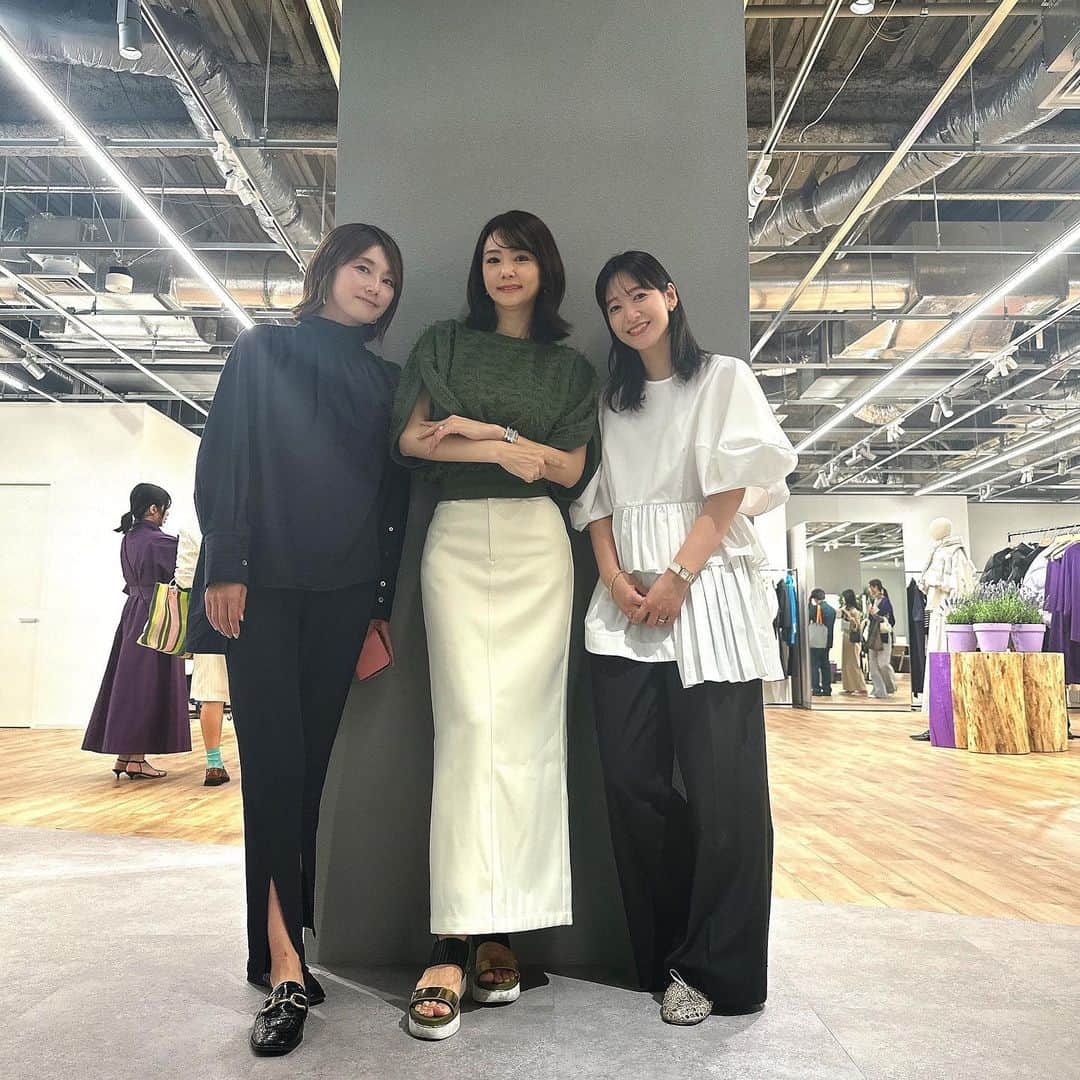 勝木友香さんのインスタグラム写真 - (勝木友香Instagram)「LE PHILのFALL WINTER2023 @lephil_official   昨日アップした展示会では こんなご縁も！  元TBSアナウンサーの 吉田明世 さん。  うっかり告知忘れてタイミング逃してたんですが CS朝日で、美女が話題の鮨屋を食べ歩きする 「 #口福のひとり鮨 」という番組を作りまして！ その案内人役を務めてもらったのが吉田さんでした😊 多分、CSはリピート放送もあると思うので覗いてみてね♪と、時差で告知🤣  フリーアナウンサーのあやちゃん、 LEPHILのこじちゃんとも😊  love♡  お土産も可愛い🍪🍊🍹  #lephil  #展示会　#展示会レポート  #展示会巡り  #大人コーデ  #オトナカジュアル  #大人女子コーデ  #アナウンサー　#女子アナ　#大人女子ファッション  #大人可愛いコーデ  #大人可愛いファッション  #おとなかわいい #骨格ストレート  #骨格ナチュラル　#ootdfashion」6月3日 20時38分 - katsukiyuhka