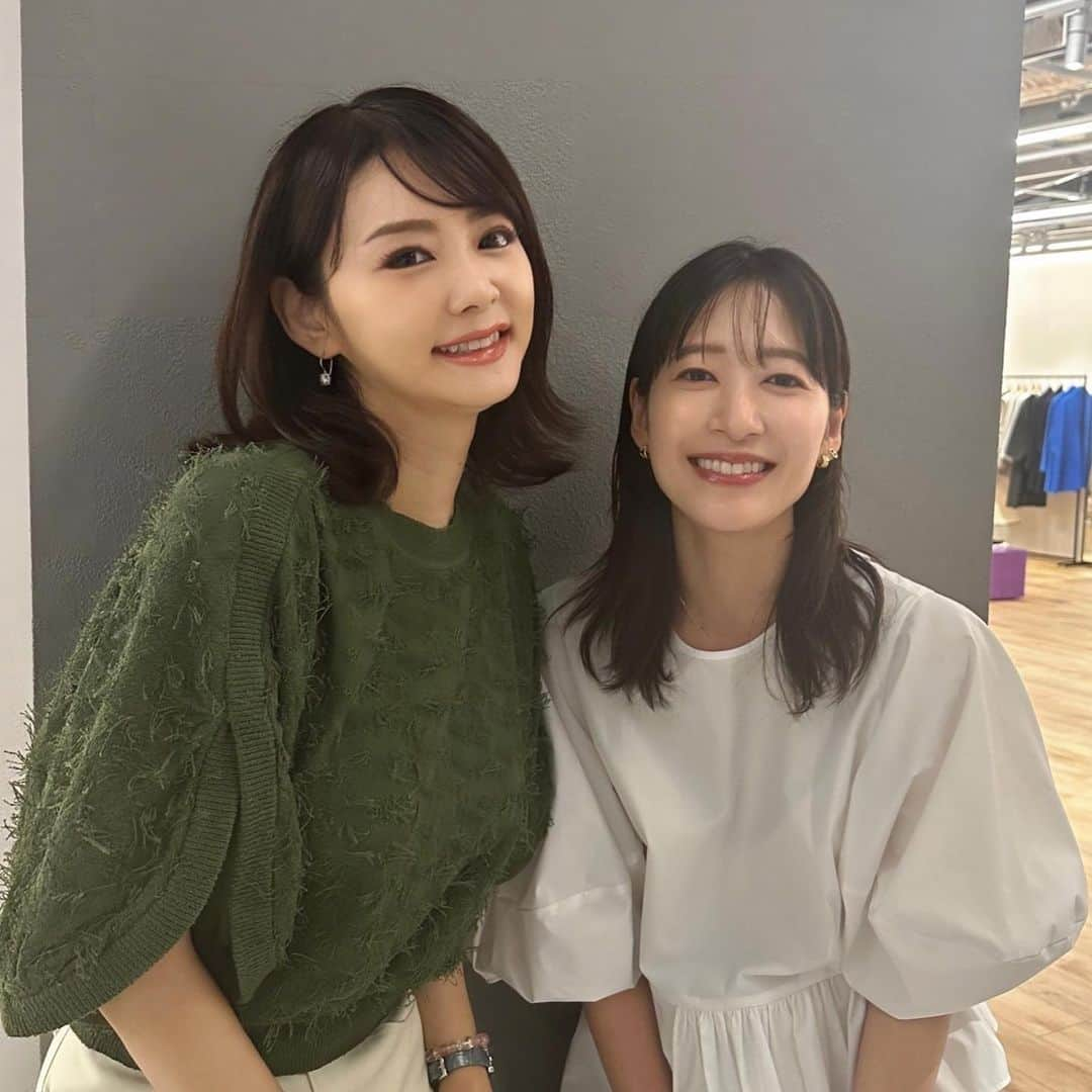 勝木友香さんのインスタグラム写真 - (勝木友香Instagram)「LE PHILのFALL WINTER2023 @lephil_official   昨日アップした展示会では こんなご縁も！  元TBSアナウンサーの 吉田明世 さん。  うっかり告知忘れてタイミング逃してたんですが CS朝日で、美女が話題の鮨屋を食べ歩きする 「 #口福のひとり鮨 」という番組を作りまして！ その案内人役を務めてもらったのが吉田さんでした😊 多分、CSはリピート放送もあると思うので覗いてみてね♪と、時差で告知🤣  フリーアナウンサーのあやちゃん、 LEPHILのこじちゃんとも😊  love♡  お土産も可愛い🍪🍊🍹  #lephil  #展示会　#展示会レポート  #展示会巡り  #大人コーデ  #オトナカジュアル  #大人女子コーデ  #アナウンサー　#女子アナ　#大人女子ファッション  #大人可愛いコーデ  #大人可愛いファッション  #おとなかわいい #骨格ストレート  #骨格ナチュラル　#ootdfashion」6月3日 20時38分 - katsukiyuhka