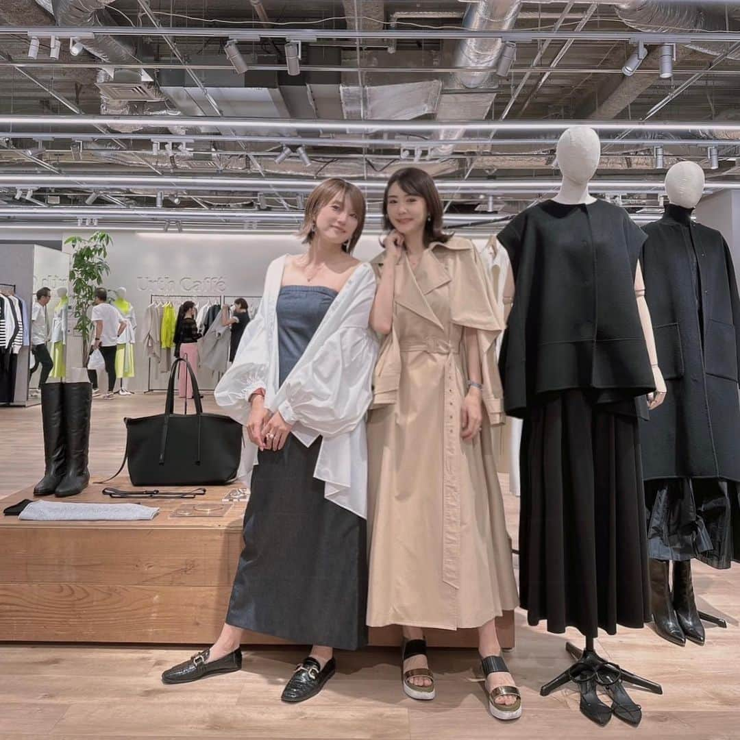 勝木友香さんのインスタグラム写真 - (勝木友香Instagram)「LE PHILのFALL WINTER2023 @lephil_official   昨日アップした展示会では こんなご縁も！  元TBSアナウンサーの 吉田明世 さん。  うっかり告知忘れてタイミング逃してたんですが CS朝日で、美女が話題の鮨屋を食べ歩きする 「 #口福のひとり鮨 」という番組を作りまして！ その案内人役を務めてもらったのが吉田さんでした😊 多分、CSはリピート放送もあると思うので覗いてみてね♪と、時差で告知🤣  フリーアナウンサーのあやちゃん、 LEPHILのこじちゃんとも😊  love♡  お土産も可愛い🍪🍊🍹  #lephil  #展示会　#展示会レポート  #展示会巡り  #大人コーデ  #オトナカジュアル  #大人女子コーデ  #アナウンサー　#女子アナ　#大人女子ファッション  #大人可愛いコーデ  #大人可愛いファッション  #おとなかわいい #骨格ストレート  #骨格ナチュラル　#ootdfashion」6月3日 20時38分 - katsukiyuhka