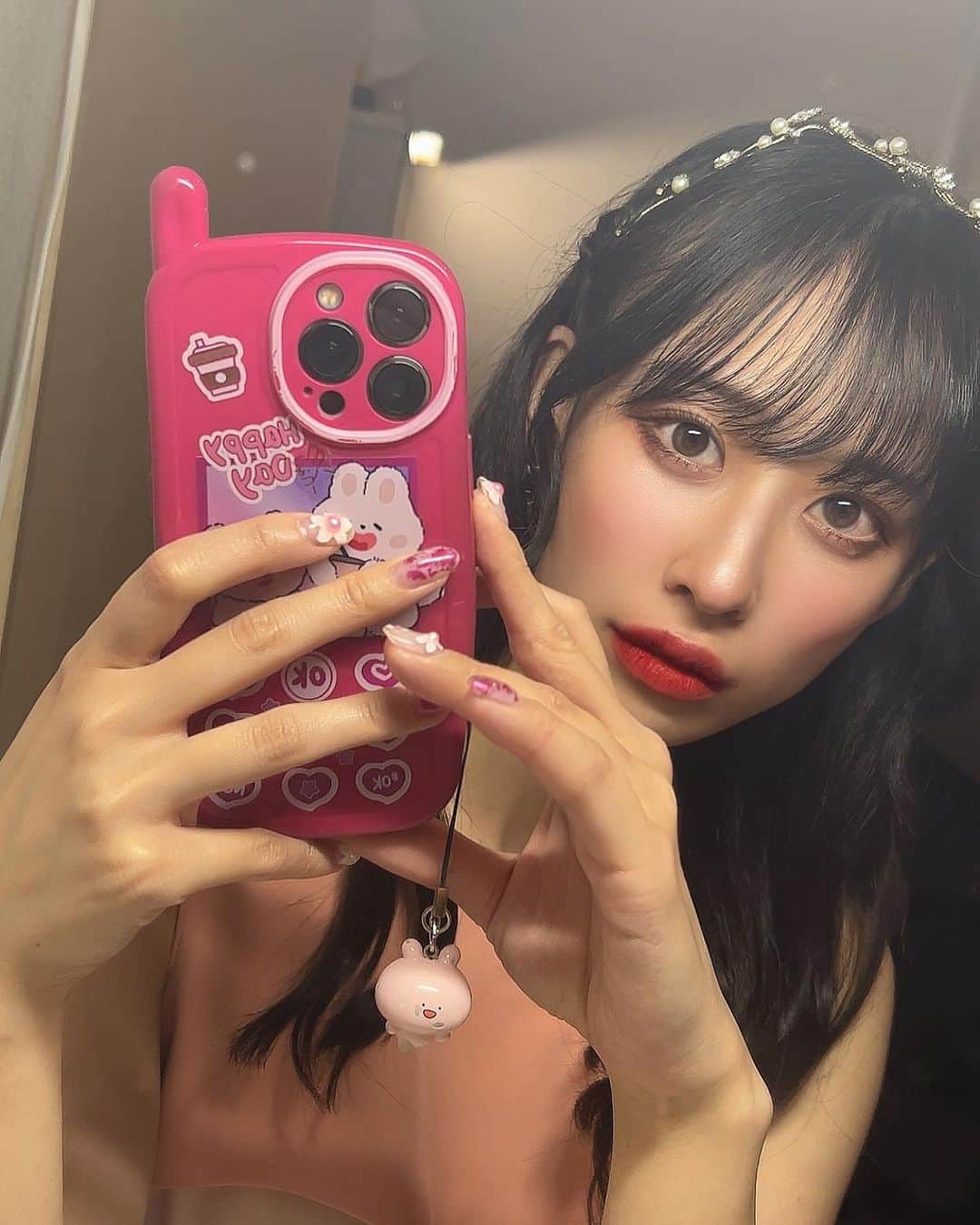 宮島小百合のインスタグラム：「ネイルもケースもお気に入り♡ #あさみみ　ちゃん削れてきちゃった🥹新しくするね🩷  #nail#ネイル#ピンクネイル #iphoneケース #iphone」