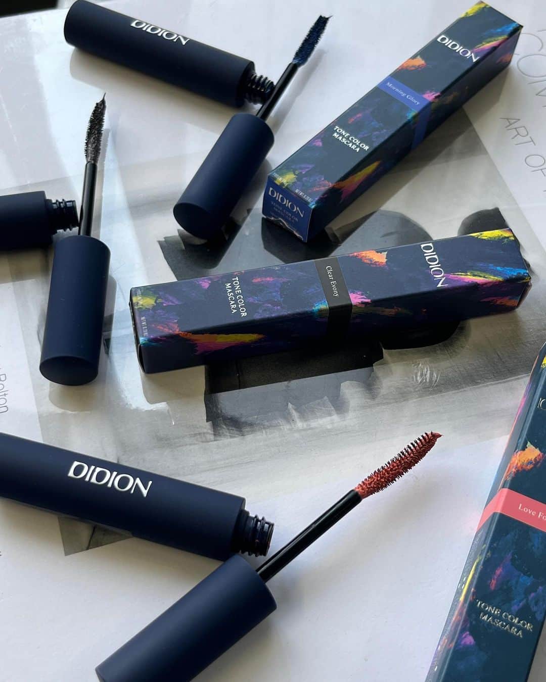 北岡りえのインスタグラム：「絶妙なニュアンスカラーの @didion_beauty  の新色マスカラ。 抜け感をだしたいときにサッとひと塗り🪮  @romand_jp のリップ  ＃23  NUCADAMIA  @aboutus_osaka  のパーソナルカラー診断で聞いてすぐ買ったもののひとつ🩷  #イエベ春   hair color & cut / @hikimiz ✂︎ ブリーチはしていません🐏  そして @emun_official  の waning m oon pierce /gold オーダーして届いたお気に入りすぎるピアス ☽  @saori_emunjewelry  のデザイン全部すきです🫶🏻  #カラーマスカラ #didion  #romand  #pierce #hairstyle」