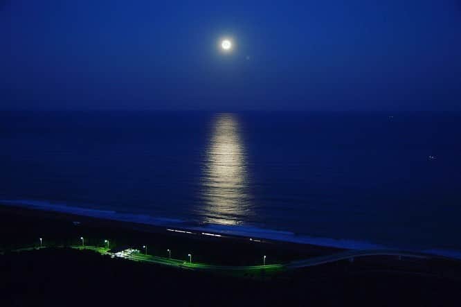 フェニックス・シーガイア・リゾートさんのインスタグラム写真 - (フェニックス・シーガイア・リゾートInstagram)「明日は #満月🌕 月の出時刻は19:42  月の出の時刻の30分後～1時間のわずか30分。 シェラトン・グランデ・オーシャンリゾートからは、満月が太平洋に映し出す、美しく幻想的な「月の道」をご覧いただけます。  それは時を忘れてしまうくらい美しく、心奪われてしまう絶景。 東側に雄大な海のロケーションが広がり、その間近に建つ高層ホテルだからこそ生まれる情景です。  詳しくは「シーガイア　月の道」で検索を  #シーガイア  #シェラトングランデオーシャンリゾート  #月の道  #絶景シーガイア  #宮崎の絶景  #リゾートなひととき」6月3日 20時34分 - seagaia_official