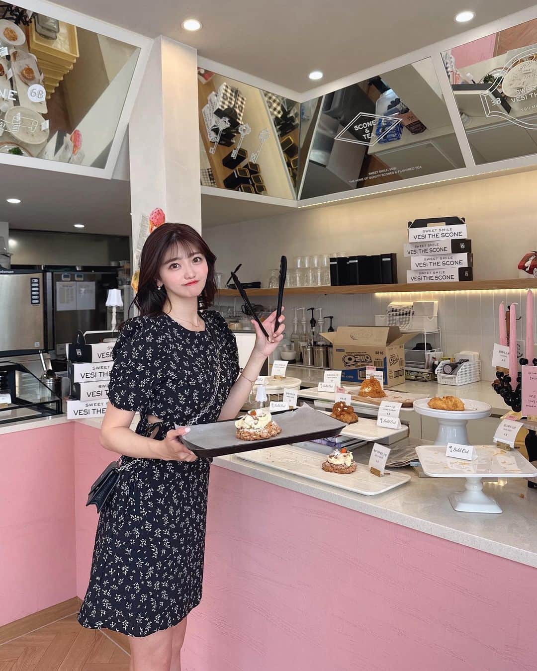 natsumiさんのインスタグラム写真 - (natsumiInstagram)「韓国のかわいいカフェに素敵なおよふく🇰🇷♡ ˎˊ˗  @vesi_the_scone  ㅤㅤㅤㅤㅤㅤㅤㅤㅤㅤㅤㅤㅤ 外観も内装もほんとうに可愛すぎて 発狂だった😮‍💨♩ なんでこんなにも素敵なの。。 あまり時間なくてゆっくりできなかったから 次はゆっくりカフェしたい☺︎ ㅤㅤㅤㅤㅤㅤㅤㅤㅤㅤㅤㅤㅤㅤㅤㅤㅤㅤㅤㅤㅤㅤㅤㅤㅤㅤ サイドが空いてるワンピースが ほっっとうに可愛すぎてお気に入り.∘ @dholic_official  ㅤㅤㅤㅤㅤㅤㅤㅤㅤㅤㅤㅤㅤ少しのちらみえがいいよね🤭⸝⋆ ㅤㅤㅤㅤㅤㅤㅤㅤㅤㅤㅤㅤㅤ ㅤㅤㅤㅤㅤㅤㅤㅤㅤㅤㅤㅤㅤ ㅤㅤㅤㅤㅤㅤㅤㅤㅤㅤㅤㅤㅤ  #韓国旅行 #渡韓 ＃韓国カフェ #狎鴎亭 鴎亭 #狎鴎亭ロデオ #カフェ巡り #ootd #code #dholic #ワンピースコーデ #ピンク #韓国コーデ #ワンホンコーデ」6月3日 20時35分 - iskw_ntm