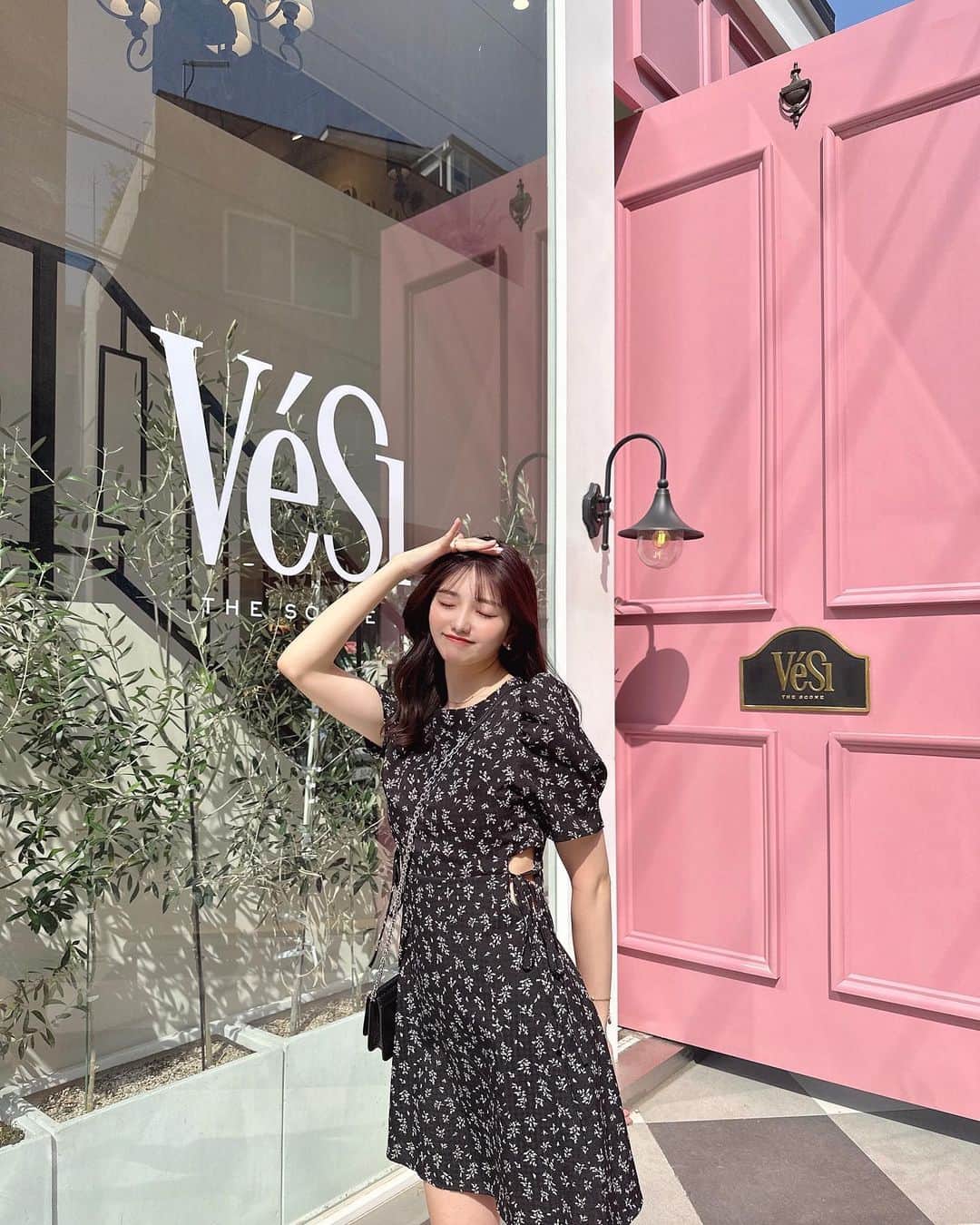 natsumiさんのインスタグラム写真 - (natsumiInstagram)「韓国のかわいいカフェに素敵なおよふく🇰🇷♡ ˎˊ˗  @vesi_the_scone  ㅤㅤㅤㅤㅤㅤㅤㅤㅤㅤㅤㅤㅤ 外観も内装もほんとうに可愛すぎて 発狂だった😮‍💨♩ なんでこんなにも素敵なの。。 あまり時間なくてゆっくりできなかったから 次はゆっくりカフェしたい☺︎ ㅤㅤㅤㅤㅤㅤㅤㅤㅤㅤㅤㅤㅤㅤㅤㅤㅤㅤㅤㅤㅤㅤㅤㅤㅤㅤ サイドが空いてるワンピースが ほっっとうに可愛すぎてお気に入り.∘ @dholic_official  ㅤㅤㅤㅤㅤㅤㅤㅤㅤㅤㅤㅤㅤ少しのちらみえがいいよね🤭⸝⋆ ㅤㅤㅤㅤㅤㅤㅤㅤㅤㅤㅤㅤㅤ ㅤㅤㅤㅤㅤㅤㅤㅤㅤㅤㅤㅤㅤ ㅤㅤㅤㅤㅤㅤㅤㅤㅤㅤㅤㅤㅤ  #韓国旅行 #渡韓 ＃韓国カフェ #狎鴎亭 鴎亭 #狎鴎亭ロデオ #カフェ巡り #ootd #code #dholic #ワンピースコーデ #ピンク #韓国コーデ #ワンホンコーデ」6月3日 20時35分 - iskw_ntm