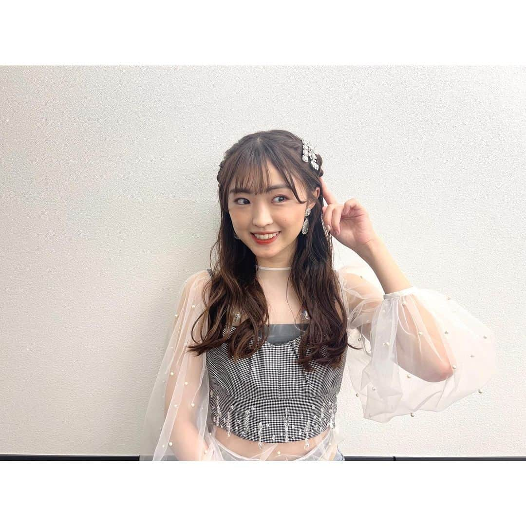 春名真依さんのインスタグラム写真 - (春名真依Instagram)「＊ #柚姫の部屋フェス2023 ありがとうございました！  Zepp Shinjukuでのライブ、 お久しぶりの声援ありのライブ、 4曲も歌わせていただいてめちゃめちゃ楽しかったです🎤🔥🌸🩷  ル・マイグロの3人で曲選びから歌割り、 構成や振り付けなど話し合いながら決めていって、その時間も本当に楽しくて… 1人ずつ曲を選んでいったのですが、私は最後の曲を選ばせていただきました！ 歌ってみたいなぁと思っていたので幸せでした〜🥰  皆さんの温かい声援が嬉しくて、 ライブをしながらどんどんテンション上がっていきました！ 青のペンライトやグッズもありがとう💙  柚姫ちゃん、瀬戸口さん、 ルームメイトの皆さん、ありがとうございました！ またいつか！！！  本日は羊ヘアで…🐏  #柚姫の部屋 #ルマイグロ #大黒柚姫 ちゃん #内藤るな ちゃん」6月3日 20時37分 - harunamai_official