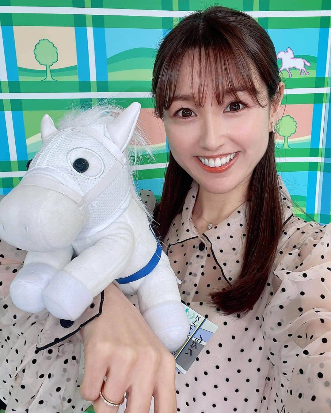 松中みなみのインスタグラム：「明日は安田記念✨ みんなの本命は？？🐴  白毛のアイドルホース🤍ソダシ🤍 の走りにも注目だね😘  この前、競馬を知らない友達から  「たまたまテレビで競馬番組やってて 白い馬がめちゃ可愛くて 一気に競馬好きになった❣️❣️  勝つかと思ったら2位だったんだけど、 次は勝つかな〜⁉️⁉️❤️」  って☺️☺️  そんな彼女は なにかとグッズ集めが好きなので  ソダシのぬいぐるみをプレゼントしたいけど、 今って簡単に買えるのかなぁ？？？  発売当初、ほんとーーーーに入手困難‼︎って スタッフさんやファンの方もみんな言ってたから🤔  なんだったら私も欲しい🤍笑  そんな私の今回の本命は…  ソダシ！ではないんだけど←  うまうまチャンネルやサンスポZBAT〝松中みなみの部屋〟にて発表してるので チェックしてみてねー♪  #競馬 #安田記念2023  #競馬予想 #競馬女子 #ソダシ」