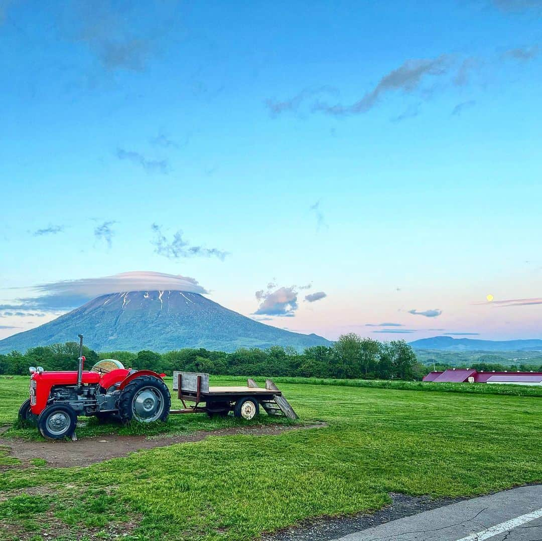 三谷紬さんのインスタグラム写真 - (三谷紬Instagram)「🩵❤️ 北海道はでっかいどー！🌽 ラリーチャレンジ第4戦in蘭越ニセコ の取材で 北海道はニセコにおります♡ 今日は本番前日を取材。 明日はいよいよ本番です🚗 楽しみだ〜 * #北海道#hokkaido#でっかいどう#ニセコ#蘭越#ラリーチャレンジ#ラリー#チャレンジ#第4戦#長閑#のどか#景色#綺麗#夕日#羊蹄山#月#⛰️#🌕#テレビ朝日#アナウンサー#三谷紬」6月3日 20時47分 - mitani_tsumugi