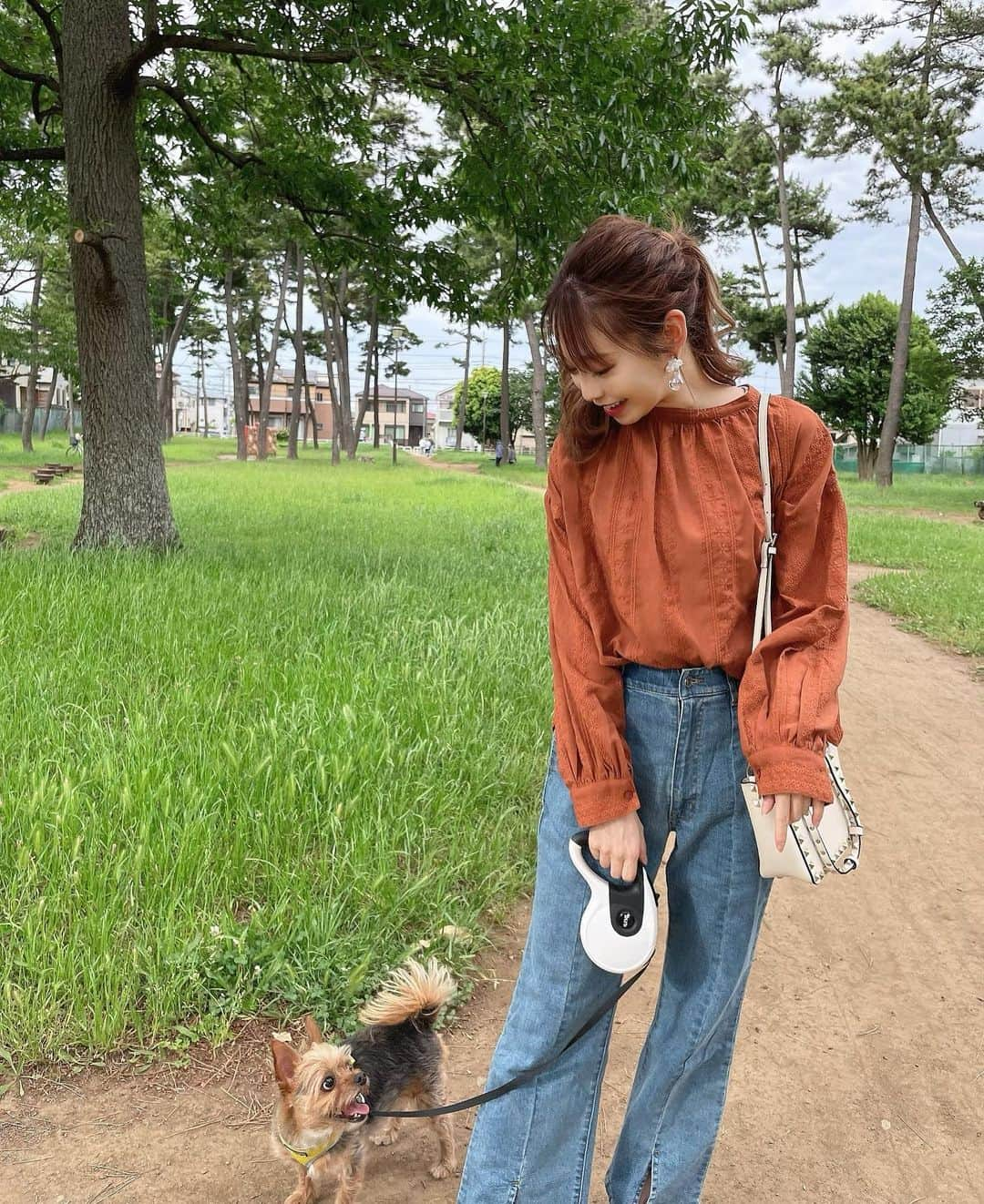 白岩まちこさんのインスタグラム写真 - (白岩まちこInstagram)「≫≫🐶🐾 ... お散歩コーデ ㅤㅤㅤㅤㅤㅤㅤㅤㅤㅤㅤㅤㅤ ㅤㅤㅤㅤㅤㅤㅤㅤㅤㅤㅤㅤㅤ ㅤㅤㅤㅤㅤㅤㅤㅤㅤㅤㅤㅤㅤ 今日はゆにちーとお散歩🐶🐾  ㅤㅤㅤㅤㅤㅤㅤㅤㅤㅤㅤㅤㅤ 久しぶりのお散歩になっちゃったから めっちゃ楽しそうにしてて、帰ってきてからも おうちの中走り回ってめっちゃテンション高かった😂！  ㅤㅤㅤㅤㅤㅤㅤㅤㅤㅤㅤㅤㅤㅤㅤㅤㅤㅤㅤㅤㅤㅤㅤㅤㅤㅤ ㅤㅤㅤㅤㅤㅤㅤㅤㅤㅤㅤㅤㅤ そんな今日は、テラコッタカラーのブラウスが主役のラフコーデ🐕🚶‍♀️✨ ㅤㅤㅤㅤㅤㅤㅤㅤㅤㅤㅤㅤㅤ ㅤㅤㅤㅤㅤㅤㅤㅤㅤㅤㅤㅤㅤ ㅤㅤㅤㅤㅤㅤㅤㅤㅤㅤㅤㅤㅤ  𝘣𝘭𝘰𝘶𝘴𝘦  @classicalelf_official ( テラコッタ / M size ) ㅤㅤㅤㅤㅤㅤ  ㅤㅤㅤㅤㅤㅤㅤㅤㅤㅤㅤㅤㅤ ㅤㅤㅤㅤㅤㅤㅤㅤㅤㅤㅤㅤㅤ ㅤㅤㅤㅤㅤㅤㅤㅤㅤㅤㅤㅤㅤ 前後2wayで着たり、羽織としても使えるし、 このカラーやと秋も着れるなーって🤭🍁  ㅤㅤㅤㅤㅤㅤㅤㅤㅤㅤㅤㅤㅤ ㅤㅤㅤㅤㅤㅤㅤㅤㅤㅤㅤㅤㅤ ㅤㅤㅤㅤㅤㅤㅤㅤㅤㅤㅤㅤㅤ  すこし透け感があって、ボトムを変えたら綺麗めにも着れちゃうデザイン😙🎶 ㅤㅤㅤㅤㅤㅤㅤㅤㅤㅤㅤㅤㅤ ㅤㅤㅤㅤㅤㅤㅤㅤㅤㅤㅤㅤㅤ  明日はおやすみやね😘！ ㅤㅤㅤㅤㅤㅤㅤㅤㅤㅤㅤㅤㅤ ㅤㅤㅤㅤㅤㅤㅤㅤㅤㅤㅤㅤㅤ ㅤㅤㅤㅤㅤㅤㅤㅤㅤㅤㅤㅤㅤ  みんなはなにすんのー😚🌼？？  ㅤㅤㅤㅤㅤㅤㅤㅤㅤㅤㅤㅤㅤ  ㅤㅤㅤㅤㅤㅤㅤㅤㅤㅤㅤㅤㅤ ㅤㅤㅤㅤㅤㅤㅤㅤㅤㅤㅤㅤㅤ  ㅤㅤㅤㅤㅤㅤㅤㅤㅤㅤㅤㅤㅤ  #ファッション部#今日のコーディネート #クラシカルエルフ#classicalelf#エルフコーデ  #タイアップ#uniqlo#gu#zara #ユニクロ#ジーユー#ザラ#zozo#zozotown #zozotown購入品#zozo購入品#お散歩コーデ #シアーシャツ #シアーブラウス #バンドカラー #ファッションコーデ#夏服コーデ#夏服 #骨格ウェーブ#イエベコーデ#大人カジュアル #デニムコーデ」6月3日 20時42分 - machichas