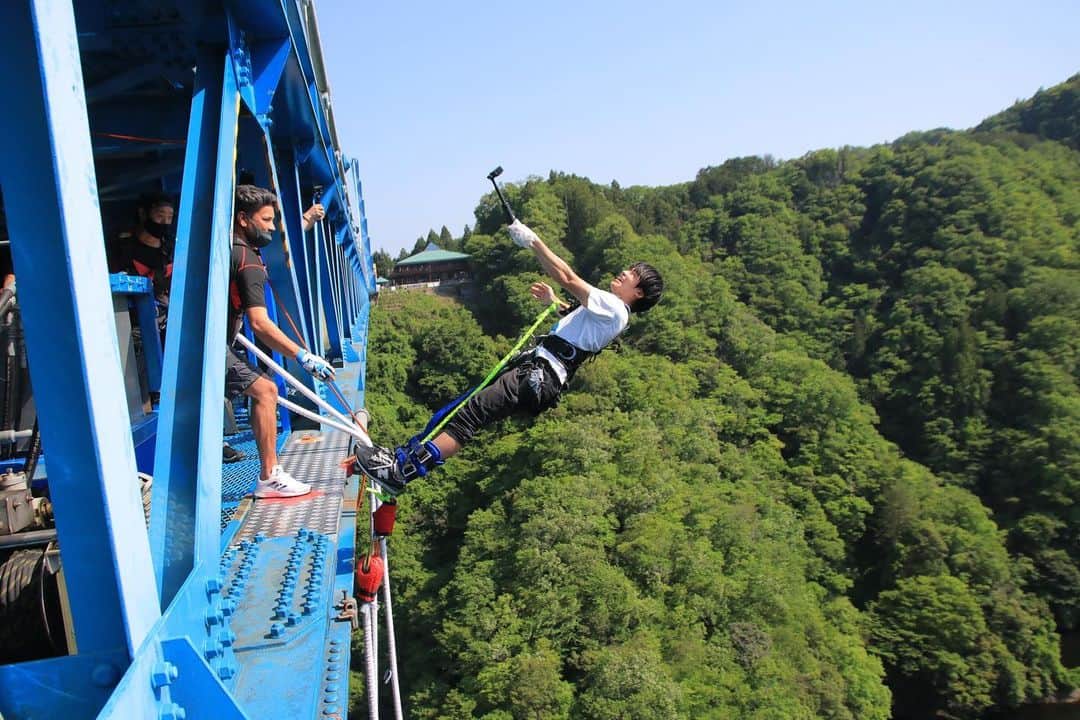 すしらーめん《りく》さんのインスタグラム写真 - (すしらーめん《りく》Instagram)「ちゃんとしたバンジー実は初めて飛んだ！ カメラでみんなと繋がって無かったら普通に怖過ぎて漏らしてたと思います。 #バンジージャンプ #龍神大橋 #茨城＃すしらーめんりく #ユーチューブ」6月3日 20時42分 - sushi_riku