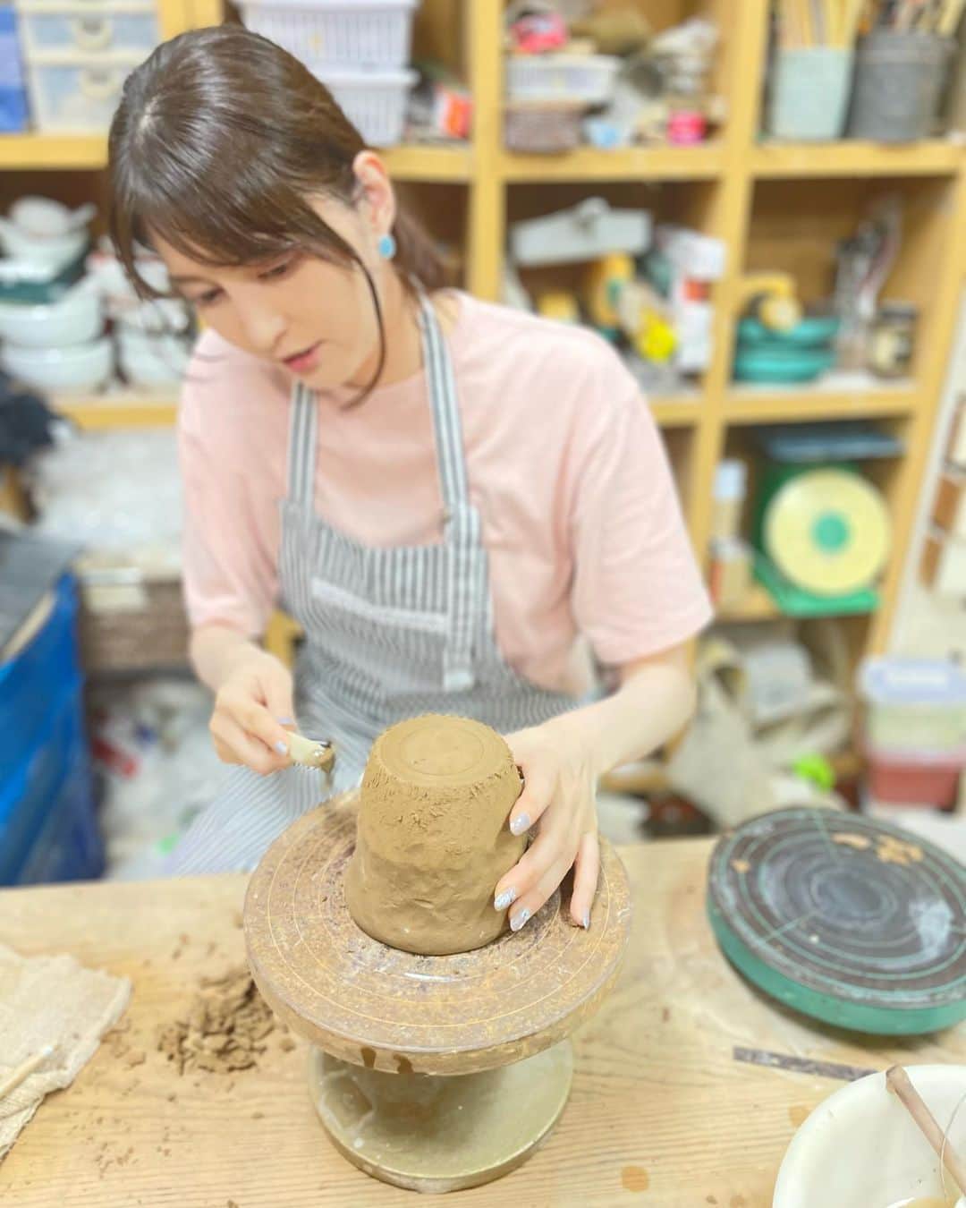 朝夏まなとのインスタグラム：「癒しの時間🦥  #陶芸好き #無心 #紫陽花」