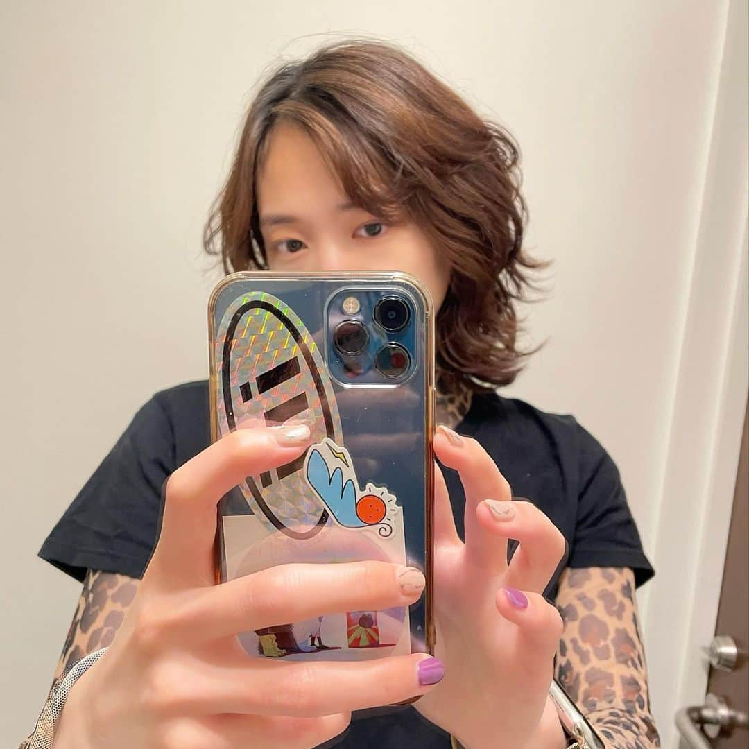 佐藤 渚のインスタグラム：「いつのまにか髪伸びたし、明るくなっている。　  梅雨時期はパーマが楽ちんなのだ！  #ボブパーマ　#ボブウルフ　#ウルフパーマ　#パーマ女子」