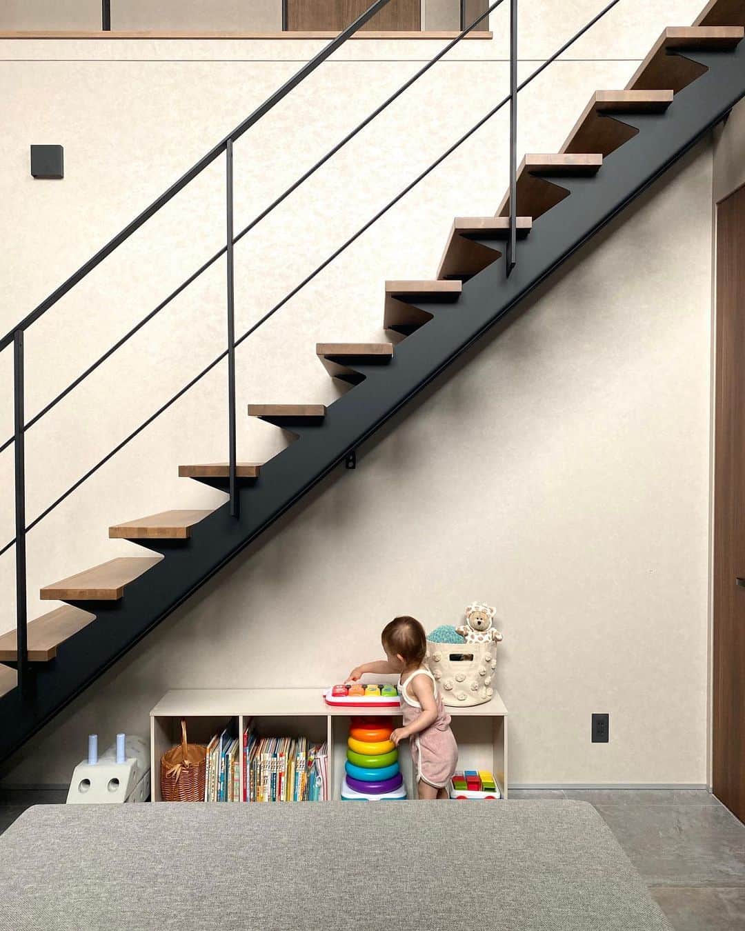 ᴱᴸᵞさんのインスタグラム写真 - (ᴱᴸᵞInstagram)「Emma's space 🧸  絵本もおもちゃも増えてきたので、 階段下を娘の空間に。  ディスプレイタイプの絵本棚の購入を考えてたけど、 我が家ではその後の使い道が見つからず、 恐らく容量も足りないのでこちらに。  耐荷重も結構あるのでベンチみたいにして使って 絵本を読んでる時もあります。  階段下はおしゃれスペースにしたかった母ですが、 まだまだ叶わなさそう 笑 でも、この空間で黙々と遊んでる姿を見るのも悪くないです🫣♡」6月3日 20時44分 - diary___ely