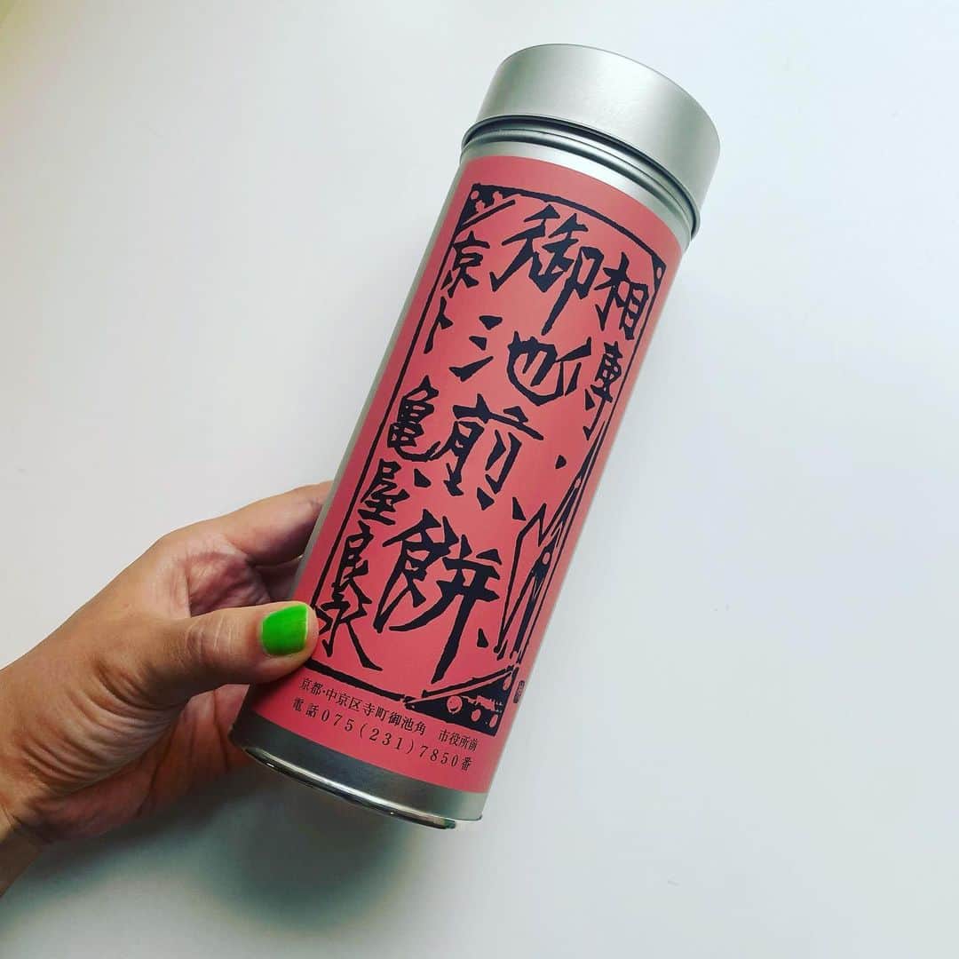 服部円のインスタグラム：「前も載せたけど、亀屋良永の御池煎餅。手土産として買いまくってるものの、なかなか食べるタイミングがなかったので自分用に。撮るために2枚乗せたけど、22枚、ほぼ秒で完食。いつもは本店で買うけど、新幹線売店にもあるので安心。  #御池煎餅 #亀屋良永 #京都土産 #御池煎餅はのみもの」