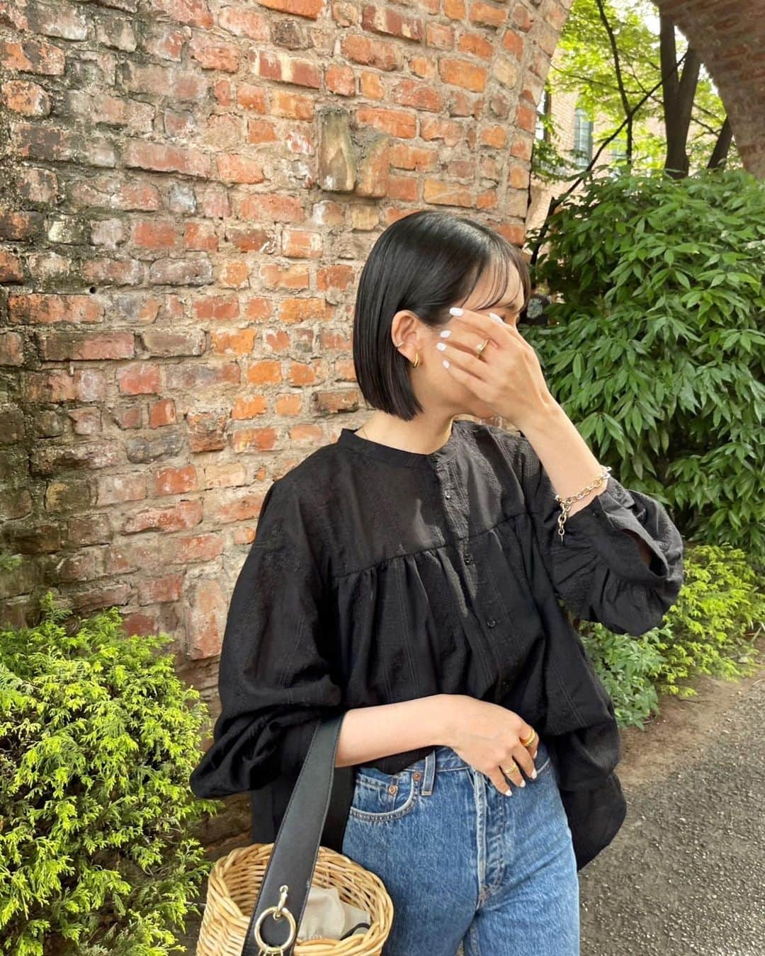 miheeのインスタグラム：「ootd  @classicalelf_official  前後2way仕様のシアーバンドカラーシャツ🖤  気分によって着回しできて 一枚持ってると使いやすいitem😌  少しオーバーサイズで シアー素材が可愛い☺️🫶🏻  ブラックのMサイズを着用しています♡  #クラシカルエルフ #classicalelf #エルフコーデ #タイアップ #uniqlo #gu #zara #ユニクロ #ジーユー #ザラ #zozo #zozotown #zozo購入品 #zozotown購入品 #シアーシャツ #シアーブラウス #バンドカラー #夏服 #初夏コーデ」