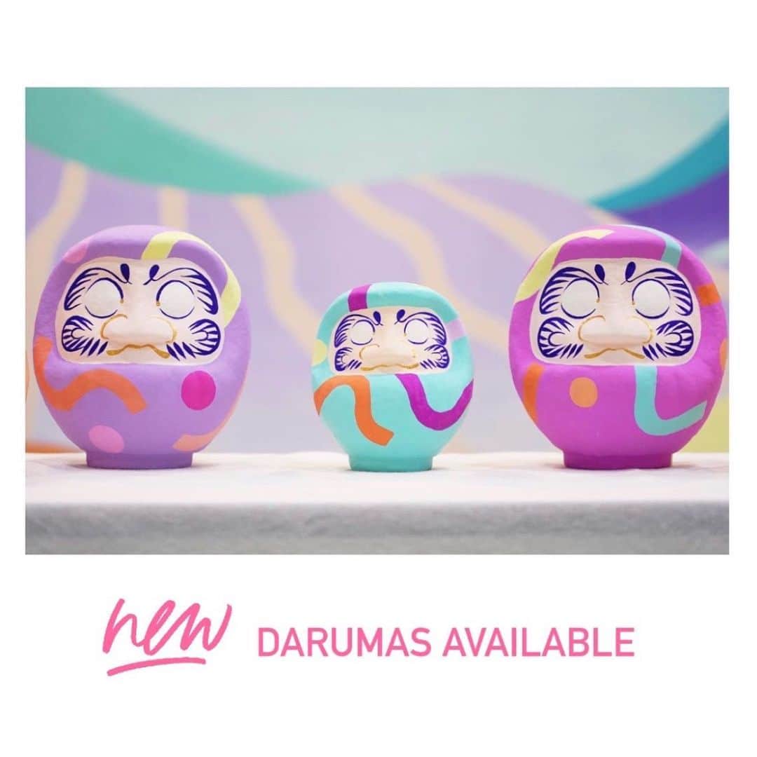 フランセス・スィーヒのインスタグラム：「9 darumas left! I will be shipping out the ones that sold by Wednesday next week 🥳 You can find my darumas in the shop section of my website (link in bio)  I appreciate you all!!!!! 🩵🩷💜」