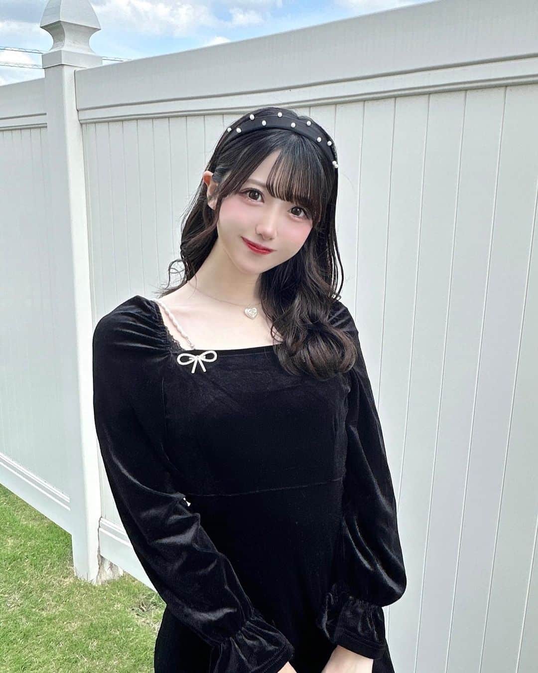 田口未彩のインスタグラム：「♡  @la_florence_official のワンピース♡ 肩のパールとリボンがかわいい🎀  最近また肌寒いから長袖ワンピありがたい🐇♡  #aflorencegirl #ワンピース　#ロングワンピース」