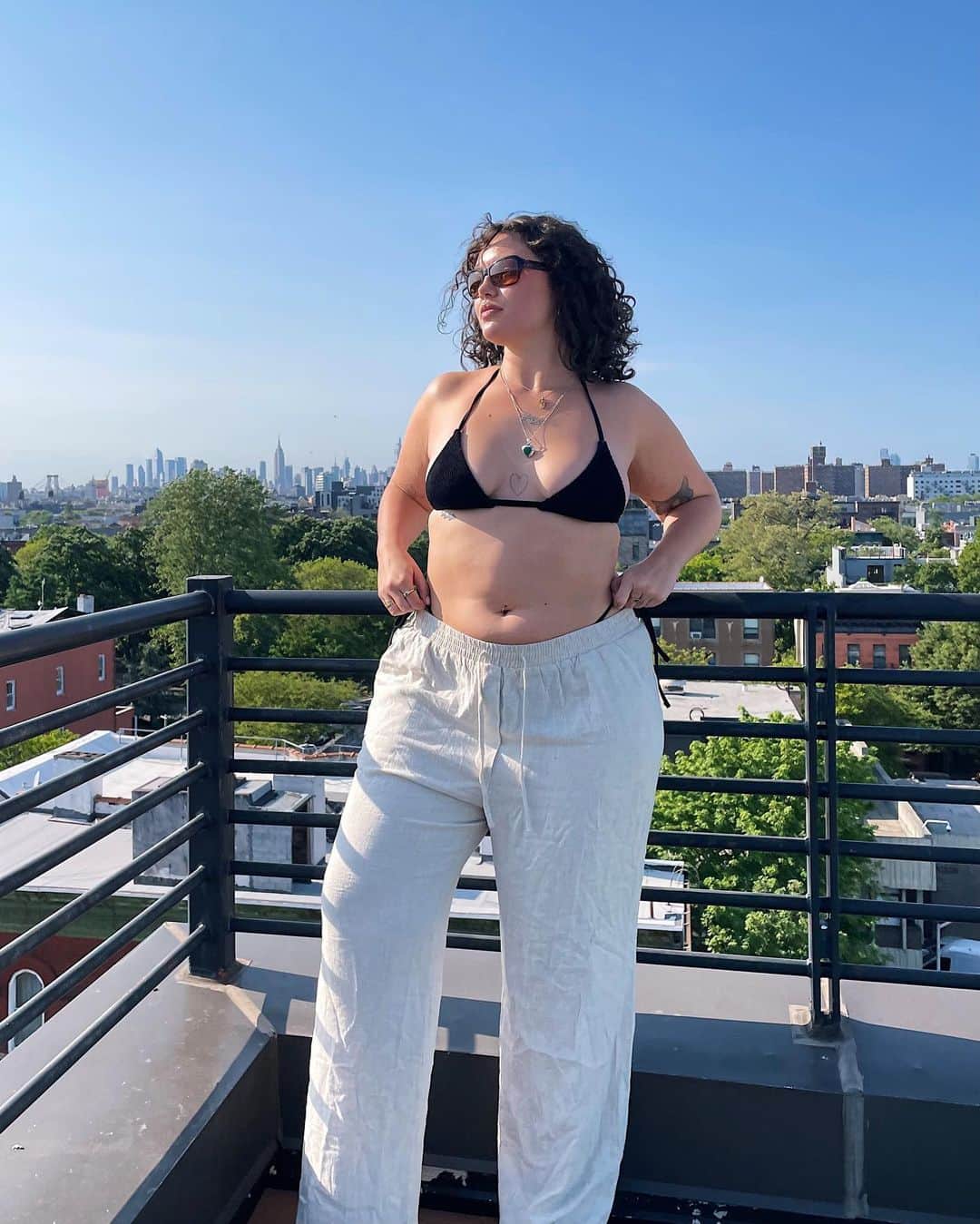 トップショップのインスタグラム：「#TopshopMuse @lucyyknelll wears the linen wide leg trousers [125834885]」
