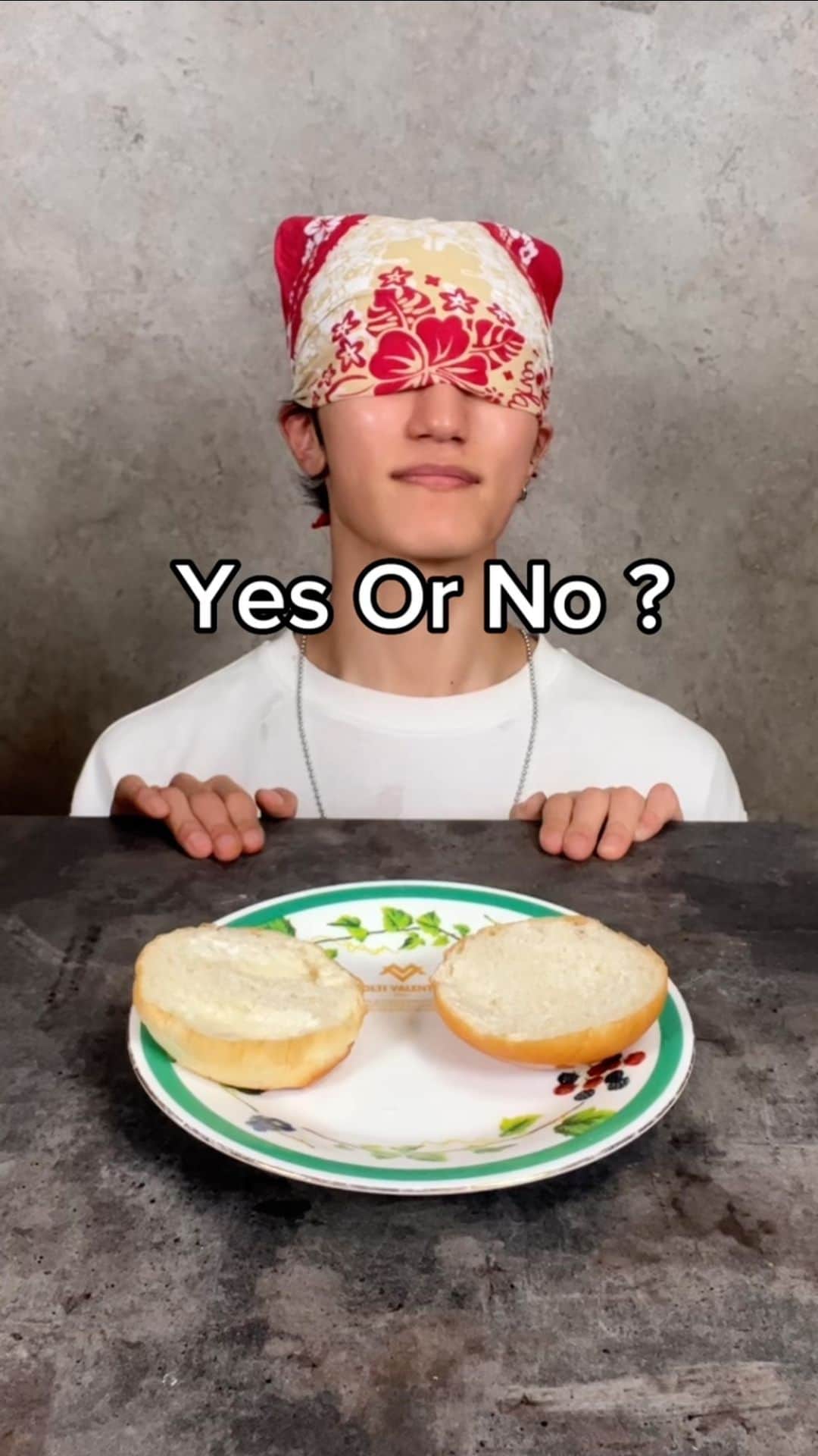 のインスタグラム：「Let’s make a blind hamburger 🍔 😆✨ #hamburger #issei」