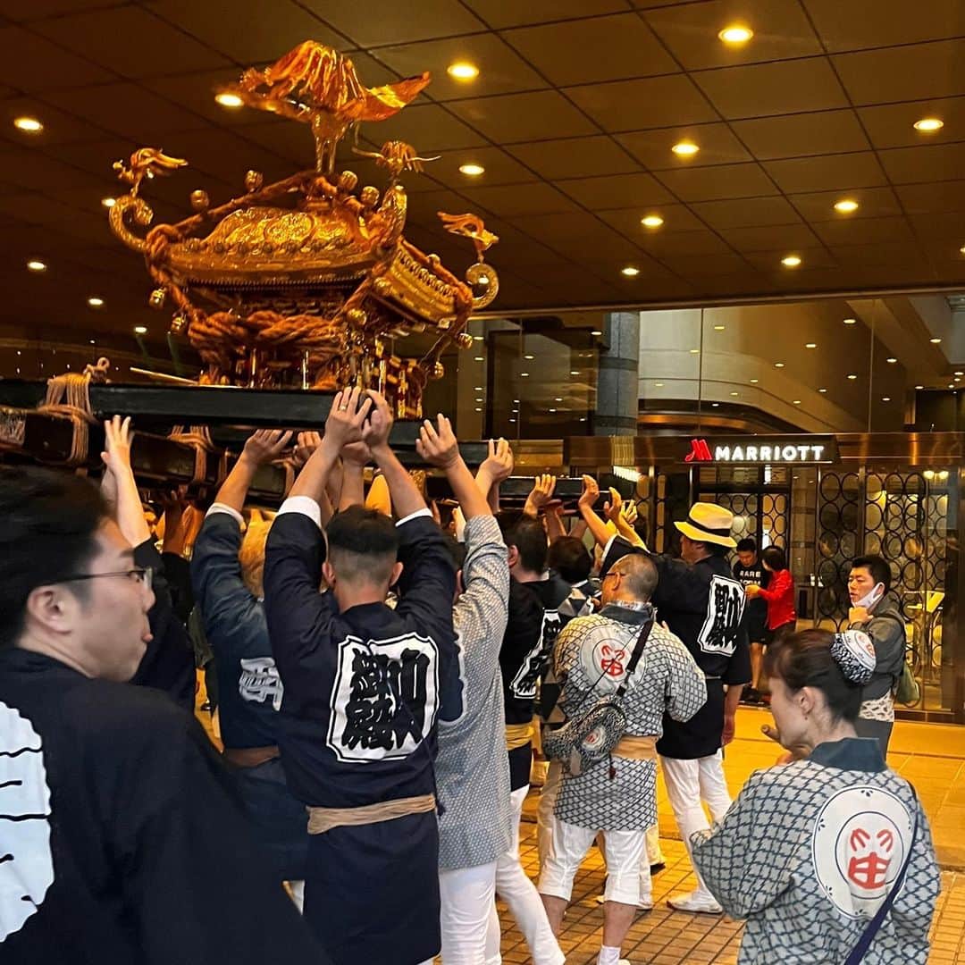 東京マリオットホテルさんのインスタグラム写真 - (東京マリオットホテルInstagram)「6月2日から6月4日の間、4年ぶりの品川神社の例大祭が開催中です⛩️ 今年の例大祭では、50店舗の屋台が出店予定です。 美味しい食べ物や迫力満点の舞台パフォーマンス、そして有名な「53段の石段」を宮みこしを担いで上り下りする姿は圧巻です😸 その中で、東京マリオットホテルでは神輿の休憩所として、コモンテラスと滝の上でドリンクや軽食を提供しています。 ぜひ会場に足を運んで、一緒に楽しい時間を過ごしませんか？」6月3日 20時58分 - tokyomarriott