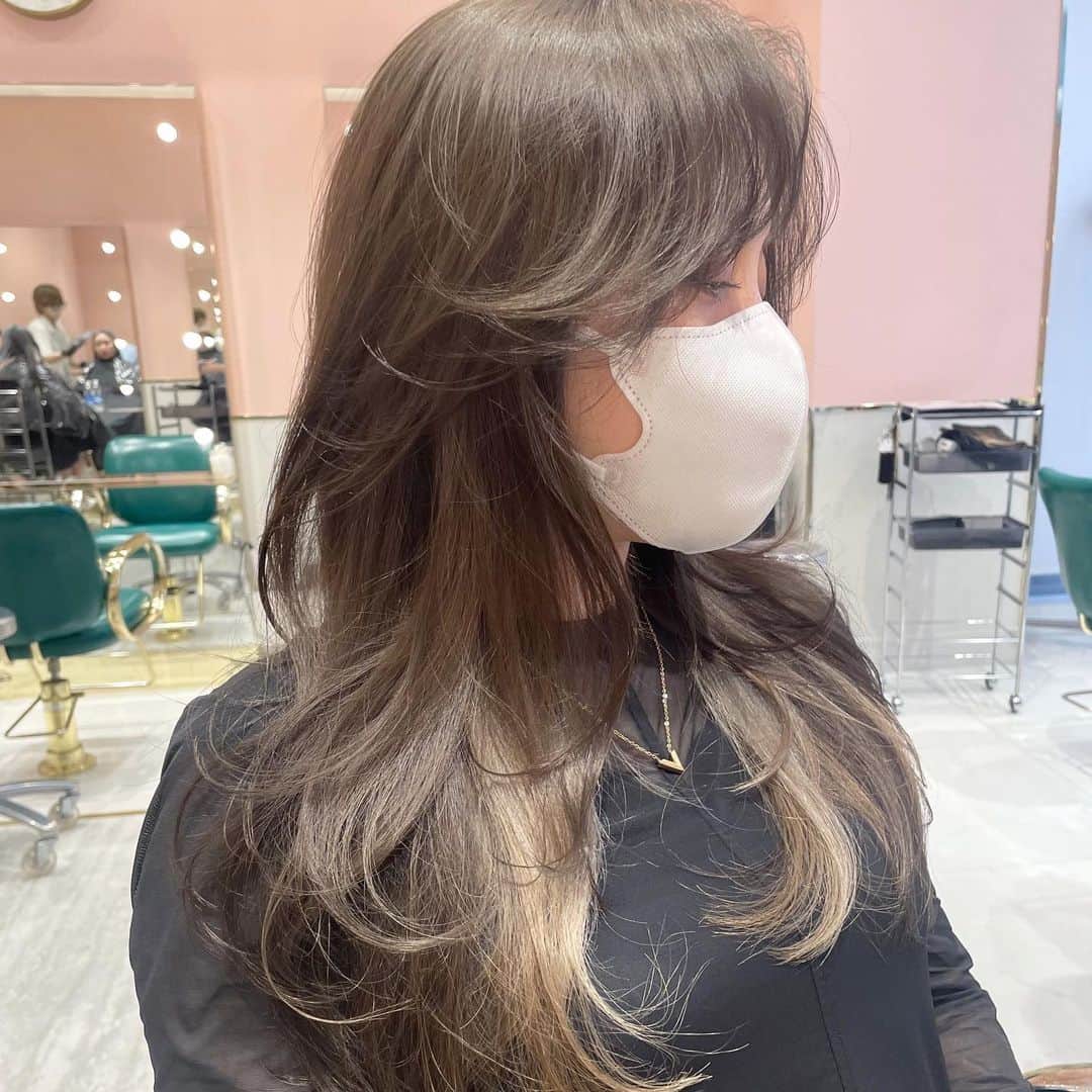 原涼香のインスタグラム：「大人気greige🩶赤味を柔らかく消して透明感up♡ ㅤㅤㅤㅤㅤㅤㅤㅤㅤㅤㅤㅤㅤ ダークトーンでも重くならないのがpoint🤍 カラーのみで明るめを続けると 透明感がよりでます✨ 一回で明るめ希望の方はWケアカラーがオススメです✔︎🤍 ㅤㅤㅤㅤㅤㅤㅤㅤㅤㅤㅤㅤㅤ 🎀韓国HAIR STYLE menu... ㅤㅤㅤㅤㅤㅤㅤㅤㅤㅤㅤㅤㅤ ☑︎カット ワンカールだけでも可愛いこだわりレイヤーカット🖤  ☑︎プレミアムケアカラー(or Wケアカラー) 透明感バツグンのグレージュカラー🩶 ㅤㅤㅤㅤㅤㅤㅤㅤㅤㅤㅤㅤㅤ ☑︎バイカルテトリートメント 韓国人みたいなツヤ髪はバイカルテトリートメントで叶います🖤  ㅤㅤㅤㅤㅤㅤㅤㅤㅤㅤㅤㅤㅤ ご予約はリンクから🫶🏻🔗 ㅤㅤㅤㅤㅤㅤㅤㅤㅤㅤㅤㅤㅤㅤㅤㅤㅤㅤㅤㅤㅤㅤㅤㅤㅤㅤ ㅤㅤㅤㅤㅤㅤㅤㅤㅤㅤㅤㅤㅤ  #SHIMA#韓国ヘア#韓国スタイル#レイヤーカット#ワンホンヘア#ワンホン#ダークトーン#網紅#初カラー#暗髪#ベージュカラー#ラベンダーカラー#グレージュ#オリーブカラー#透明感カラー#銀座美容院#銀座美容室#美容師#시스루뱅#레이어드컷#koreanhair」