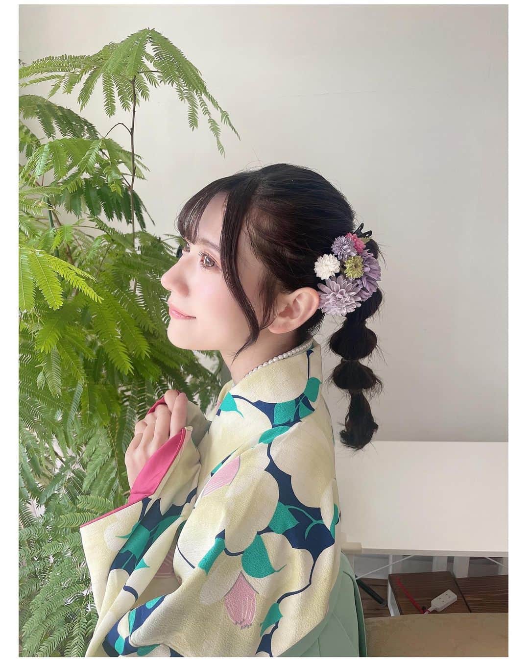 山田麻莉奈のインスタグラム：「. 髪の毛もかわいくしてもらった⋆⸜💚⸝‍⋆  #袴 #和服 #和装  #袴ヘア #たまねぎヘア」