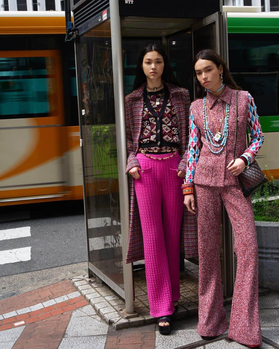 シャネルさんのインスタグラム写真 - (シャネルInstagram)「Photographer Chikashi Suzuki captures a fashion story at the heart of Tokyo showcasing the 2022/23 Métiers d’art collection – as a love letter to the city and, here, to the Shibuya district.  Styling: Ibrahim Kamara  See more at chanel.com  #CHANELMetiersdArt #CHANELShow #CHANELinTokyo @ChikashiSuzuki1972 @IbKamara @MaryelUchida @MariamdeVinzelle @MikaSchndr」6月3日 20時59分 - chanelofficial