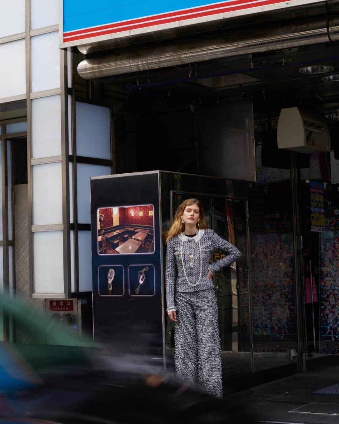 シャネルさんのインスタグラム写真 - (シャネルInstagram)「Photographer Chikashi Suzuki captures a fashion story at the heart of Tokyo showcasing the 2022/23 Métiers d’art collection – as a love letter to the city and, here, to the Shibuya district.  Styling: Ibrahim Kamara  See more at chanel.com  #CHANELMetiersdArt #CHANELShow #CHANELinTokyo @ChikashiSuzuki1972 @IbKamara @MaryelUchida @MariamdeVinzelle @MikaSchndr」6月3日 20時59分 - chanelofficial