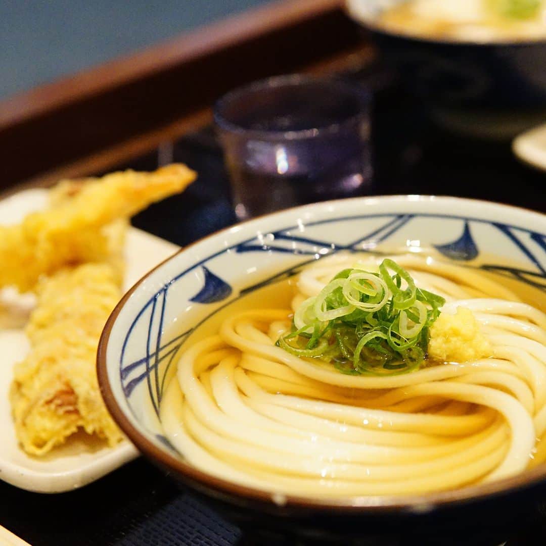 のインスタグラム：「今日はフォロワーさんからいただいたエピソードをご紹介！✍  お題：丸亀製麺での思い出  フォロワーさんの体験談🥢 ‥‥‥‥‥‥‥‥‥‥‥  子供がスイミングスクールに通っていて、終わったらいつも丸亀製麺。 合格した日は特別に天ぷらを2つ付きにしていました🍤🍤  ‥‥‥‥‥‥‥‥‥‥‥  頑張った日のワンシーンに丸亀製麺を選んでくださりありがとうございます！ とっておきの日にお腹いっぱい食べる天ぷらとうどんは一層おいしそうです！  皆さんの丸亀製麺エピソードもぜひコメントやDMで教えてくださいね♪ 体験談に合わせた画像を添えて、ご紹介させていただきます🙏  #丸亀製麺 #丸亀うどん #udon #麺 #うどん」