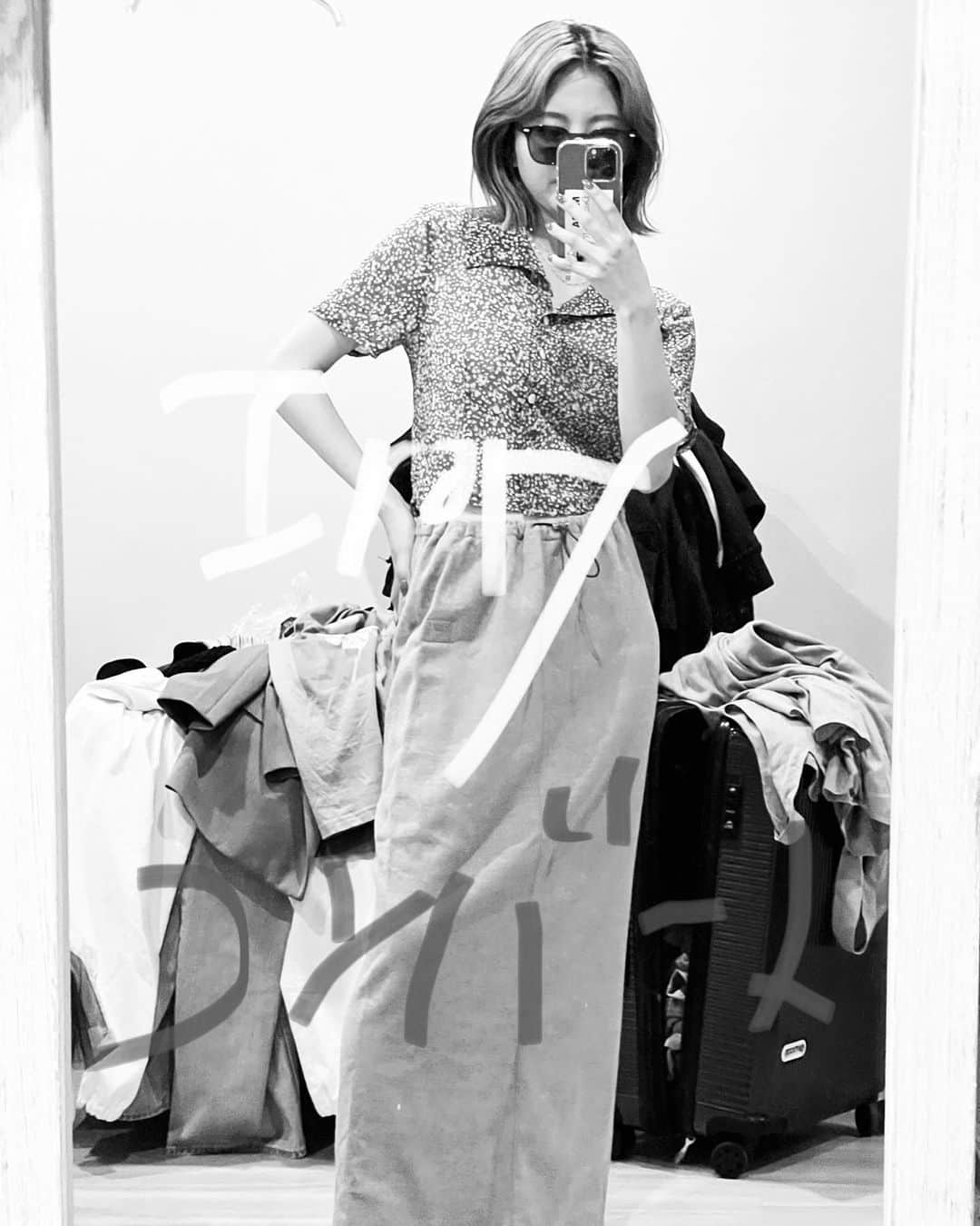のインスタグラム：「. スナップ前のファッションショーの時間 一瞬で散らかり片付けるのがとても億劫になります でも楽しいですね 今も部屋が散らかっています助けてええ  なんと6月は毎週水曜夜くらい(の予定)にインスタライブします 色々企画してるのでみなさまお付き合いください🫶らぶ」