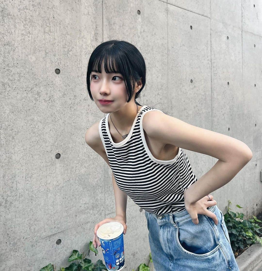 のインスタグラム：「ㅤ ㅤ 今年はラフなコーデが好きになった🐈‍⬛ ラフコーデに姫カットツボ。 ㅤ 仕事の合間に雨上がりのお散歩して気持ちよかった〜 ㅤ ㅤ ㅤ #姫カット #黒髪ロング #maisonmargiela #searoomlynn #タンクトップ #骨格ストレート #デニムコーデ #黒髪 #ロングヘア」
