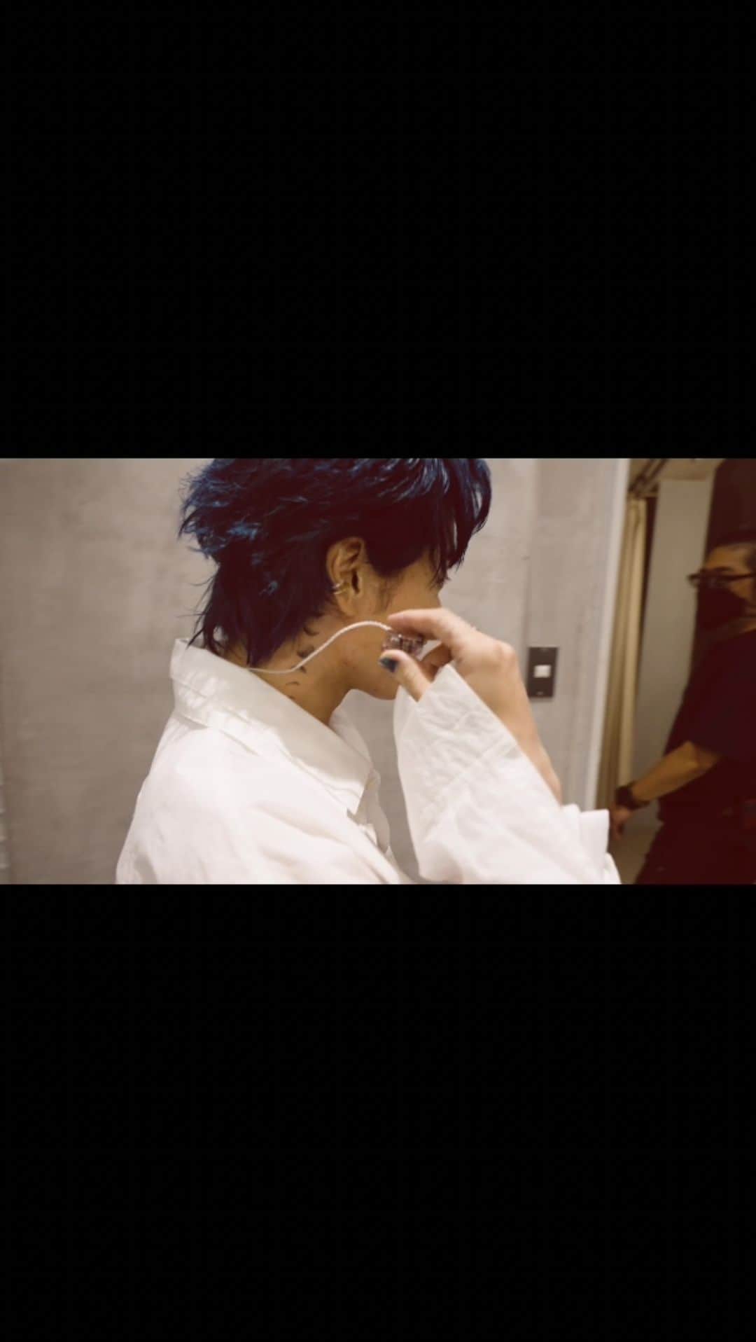 SIRUPのインスタグラム：「BLUE BLUR TOUR 2023 YOKOHAMA  大雨の中来てくれたみんなほんまにありがとう！！ そんな中来てくれたにもかかわらず最高に盛り上がってくれたみんな、マジで天才！  ゲストに @skaai_theprof となんと2年越しの夢 @suminboutu ！最高だったわ２人ともほんまに  インスタライブも見てくれたみんな(見ちゃったみんな)も ほんまありがとう！生で見たら半端ないから👌🏻来てくれた人もいるだろうけど  まだまだパワーアップしそうで異次元  明日はSENDAI GIGS ぶちかます💙待ってる  #ブルブラツアー」