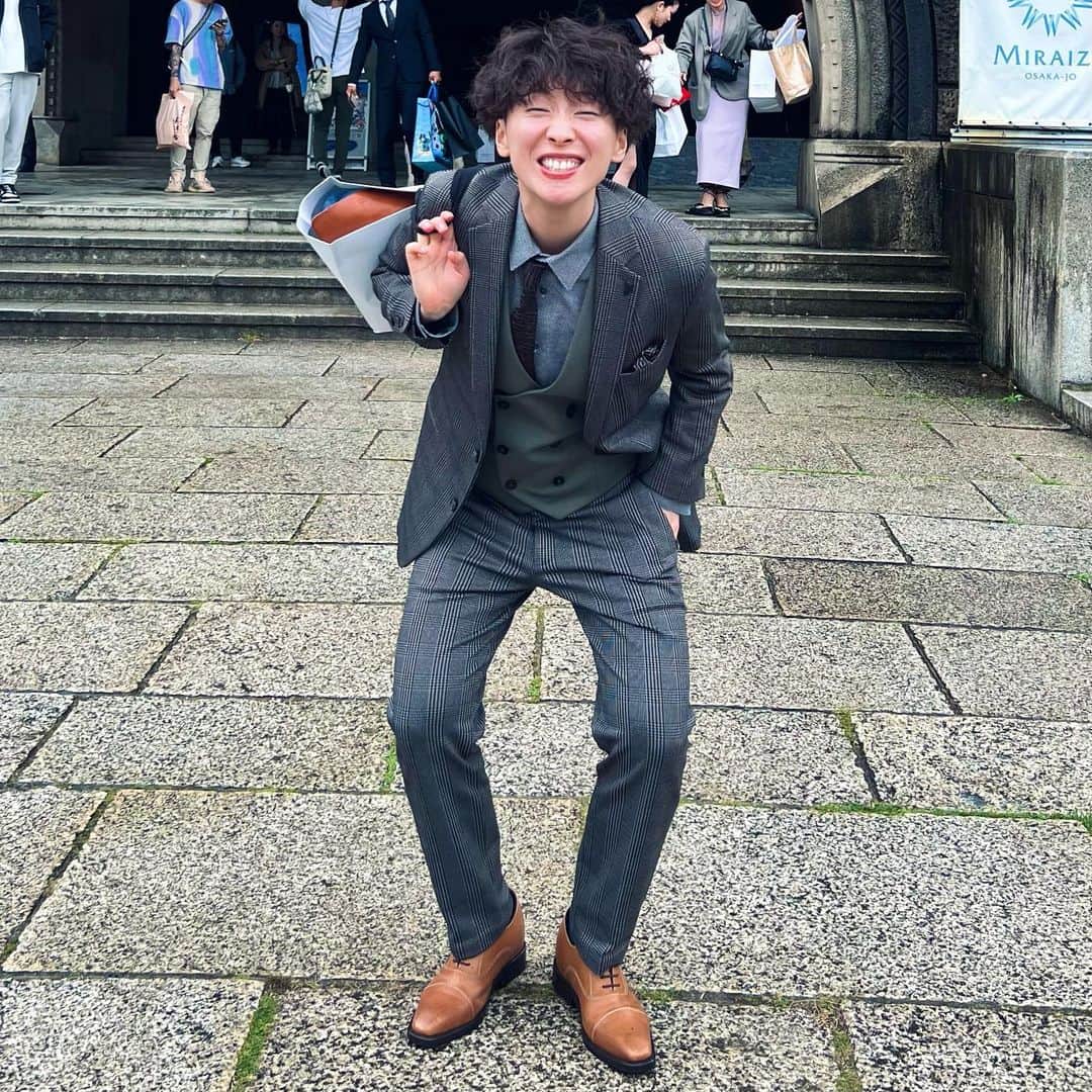 ひなたさんのインスタグラム写真 - (ひなたInstagram)「素敵なスーツに身を包まれて👞  最近マイブームの結婚式♡ またまたお呼ばれしたので新調しました。  結婚式もパーティーも仕事もデートも行くもヨシ。 もう裸にスーツのペイント入れちゃお  このダブルボタンのベストたまらんくないですか。 ため息出るほどかっこいいな。  suit👔☞@hanzelandgreteljp  #マイブームの話」6月3日 21時00分 - imomuhi_nata