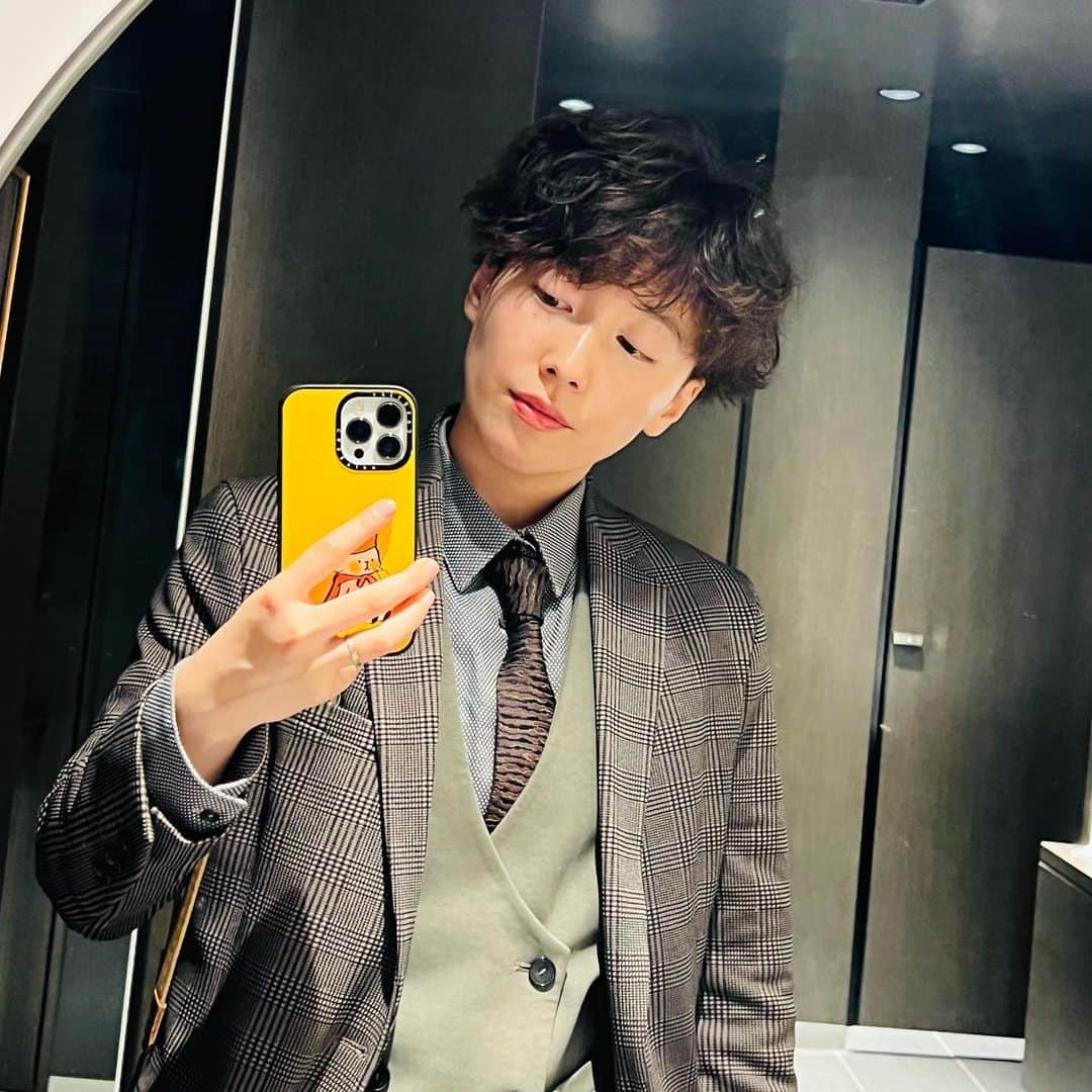ひなたさんのインスタグラム写真 - (ひなたInstagram)「素敵なスーツに身を包まれて👞  最近マイブームの結婚式♡ またまたお呼ばれしたので新調しました。  結婚式もパーティーも仕事もデートも行くもヨシ。 もう裸にスーツのペイント入れちゃお  このダブルボタンのベストたまらんくないですか。 ため息出るほどかっこいいな。  suit👔☞@hanzelandgreteljp  #マイブームの話」6月3日 21時00分 - imomuhi_nata