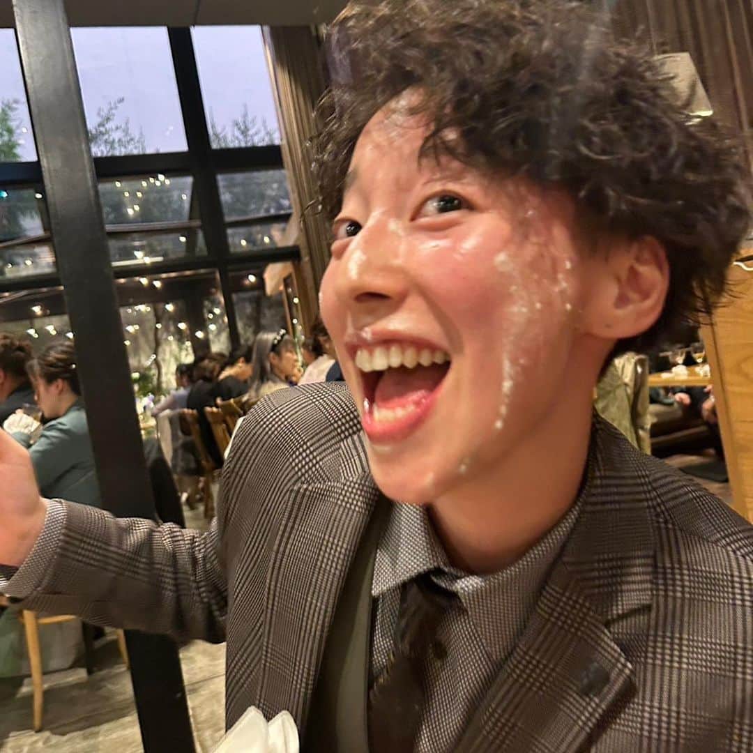ひなたさんのインスタグラム写真 - (ひなたInstagram)「素敵なスーツに身を包まれて👞  最近マイブームの結婚式♡ またまたお呼ばれしたので新調しました。  結婚式もパーティーも仕事もデートも行くもヨシ。 もう裸にスーツのペイント入れちゃお  このダブルボタンのベストたまらんくないですか。 ため息出るほどかっこいいな。  suit👔☞@hanzelandgreteljp  #マイブームの話」6月3日 21時00分 - imomuhi_nata