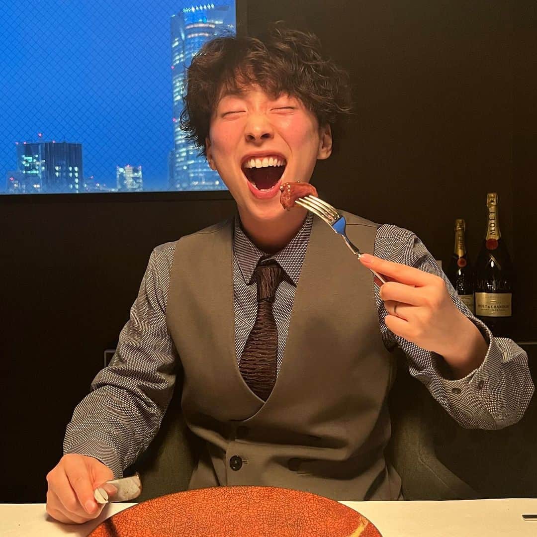 ひなたさんのインスタグラム写真 - (ひなたInstagram)「素敵なスーツに身を包まれて👞  最近マイブームの結婚式♡ またまたお呼ばれしたので新調しました。  結婚式もパーティーも仕事もデートも行くもヨシ。 もう裸にスーツのペイント入れちゃお  このダブルボタンのベストたまらんくないですか。 ため息出るほどかっこいいな。  suit👔☞@hanzelandgreteljp  #マイブームの話」6月3日 21時00分 - imomuhi_nata