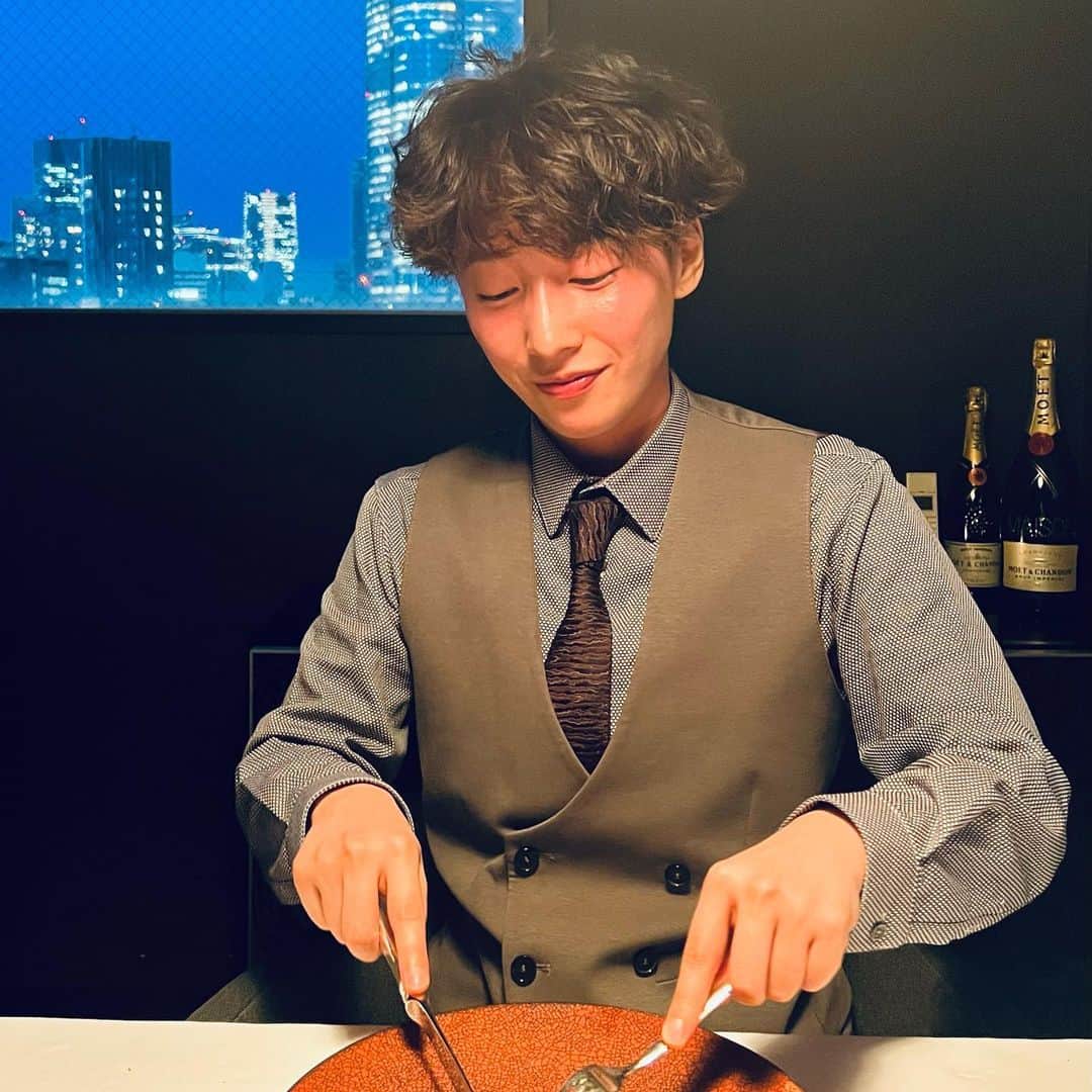 ひなたさんのインスタグラム写真 - (ひなたInstagram)「素敵なスーツに身を包まれて👞  最近マイブームの結婚式♡ またまたお呼ばれしたので新調しました。  結婚式もパーティーも仕事もデートも行くもヨシ。 もう裸にスーツのペイント入れちゃお  このダブルボタンのベストたまらんくないですか。 ため息出るほどかっこいいな。  suit👔☞@hanzelandgreteljp  #マイブームの話」6月3日 21時00分 - imomuhi_nata